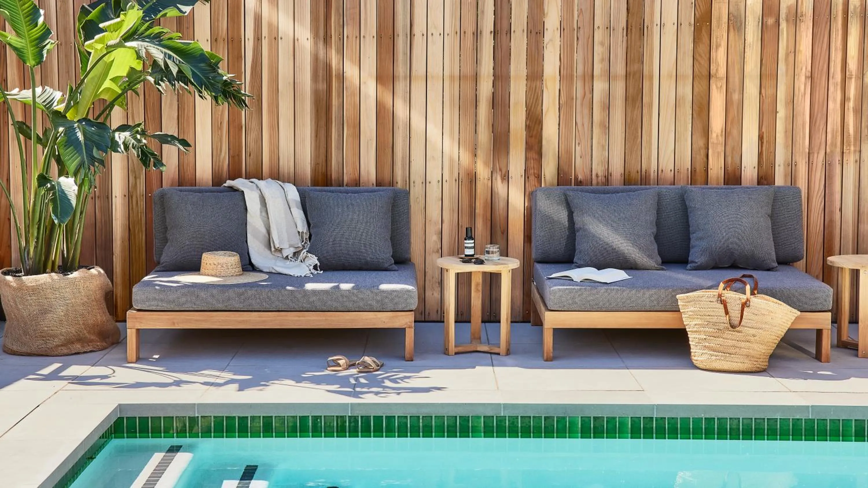 Swimming pool in Hotel June Malibu