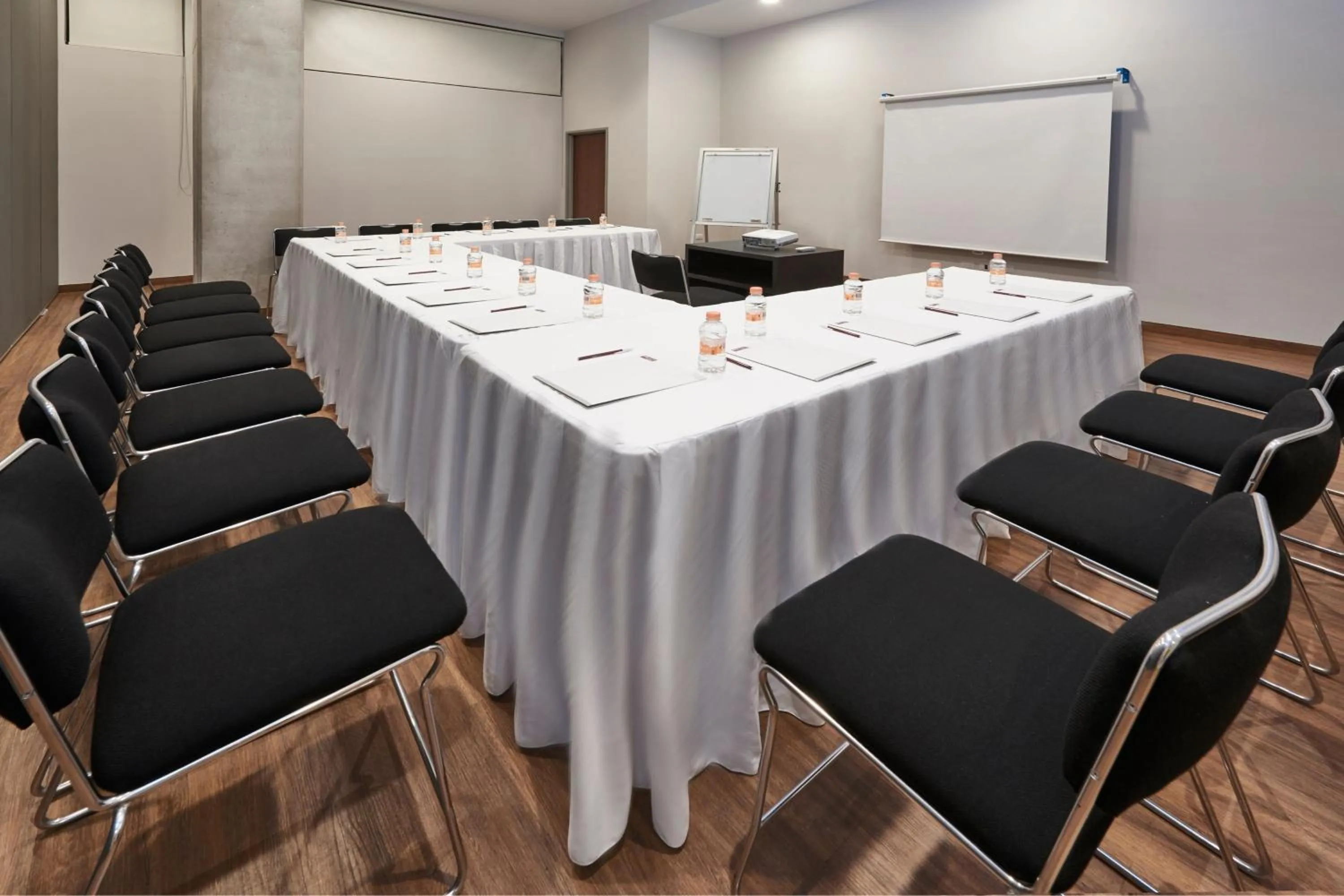 Meeting/conference room in City Express Suites by Marriott Tijuana Rio