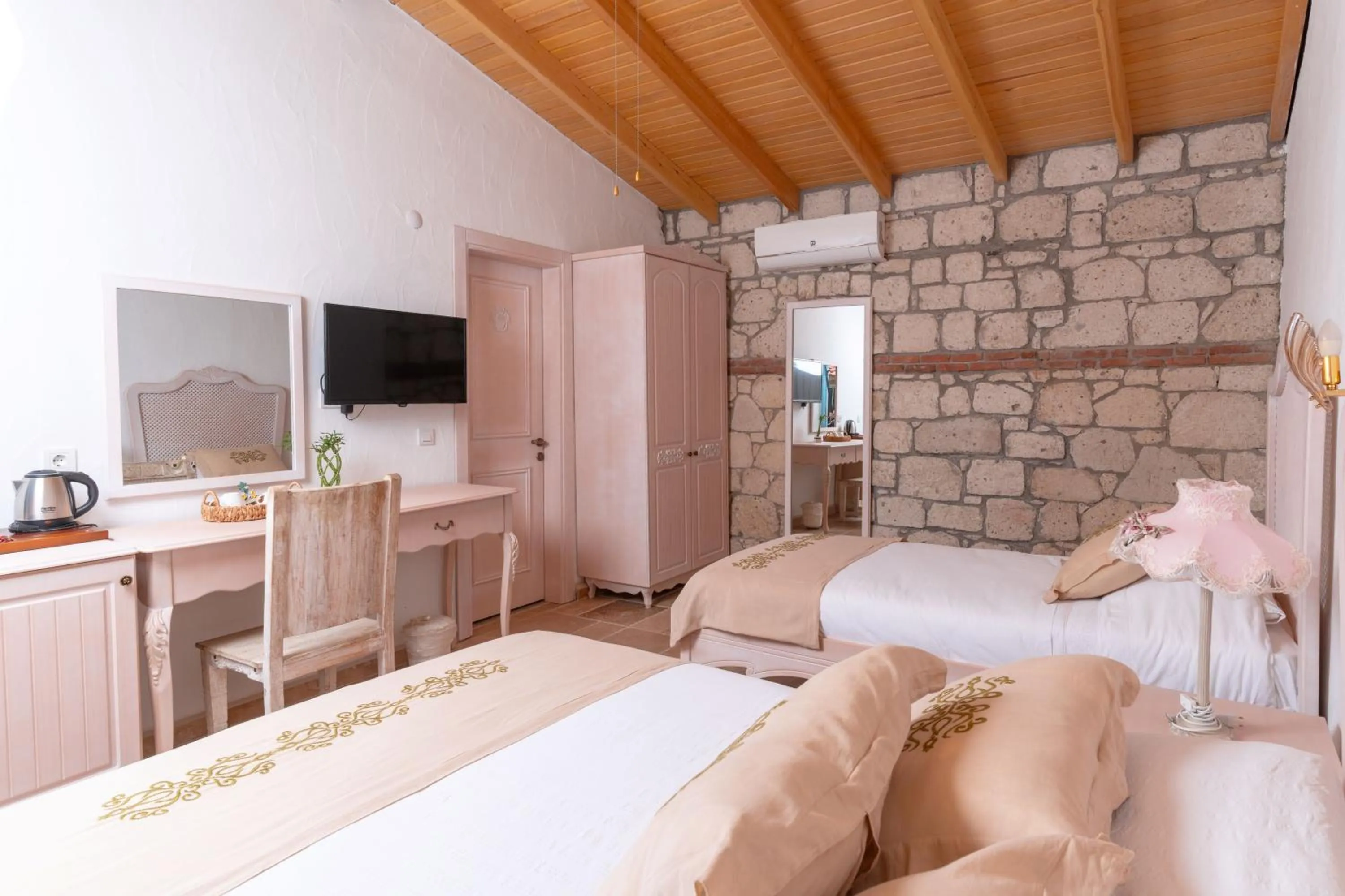 Property building, Bed in Villa Fora Hotel
