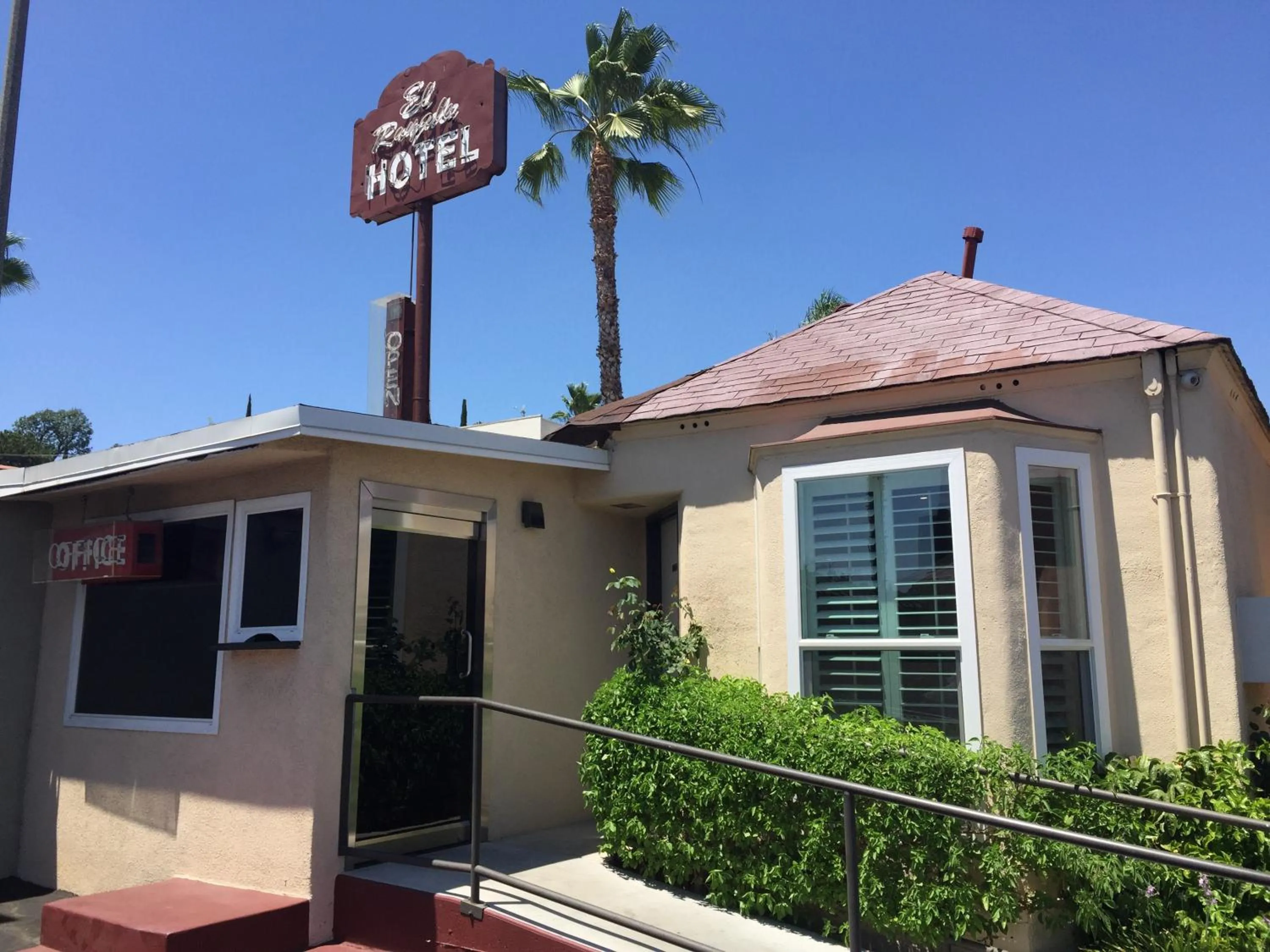 Facade/entrance in El Royale Hotel - Near Universal Studios Hollywood