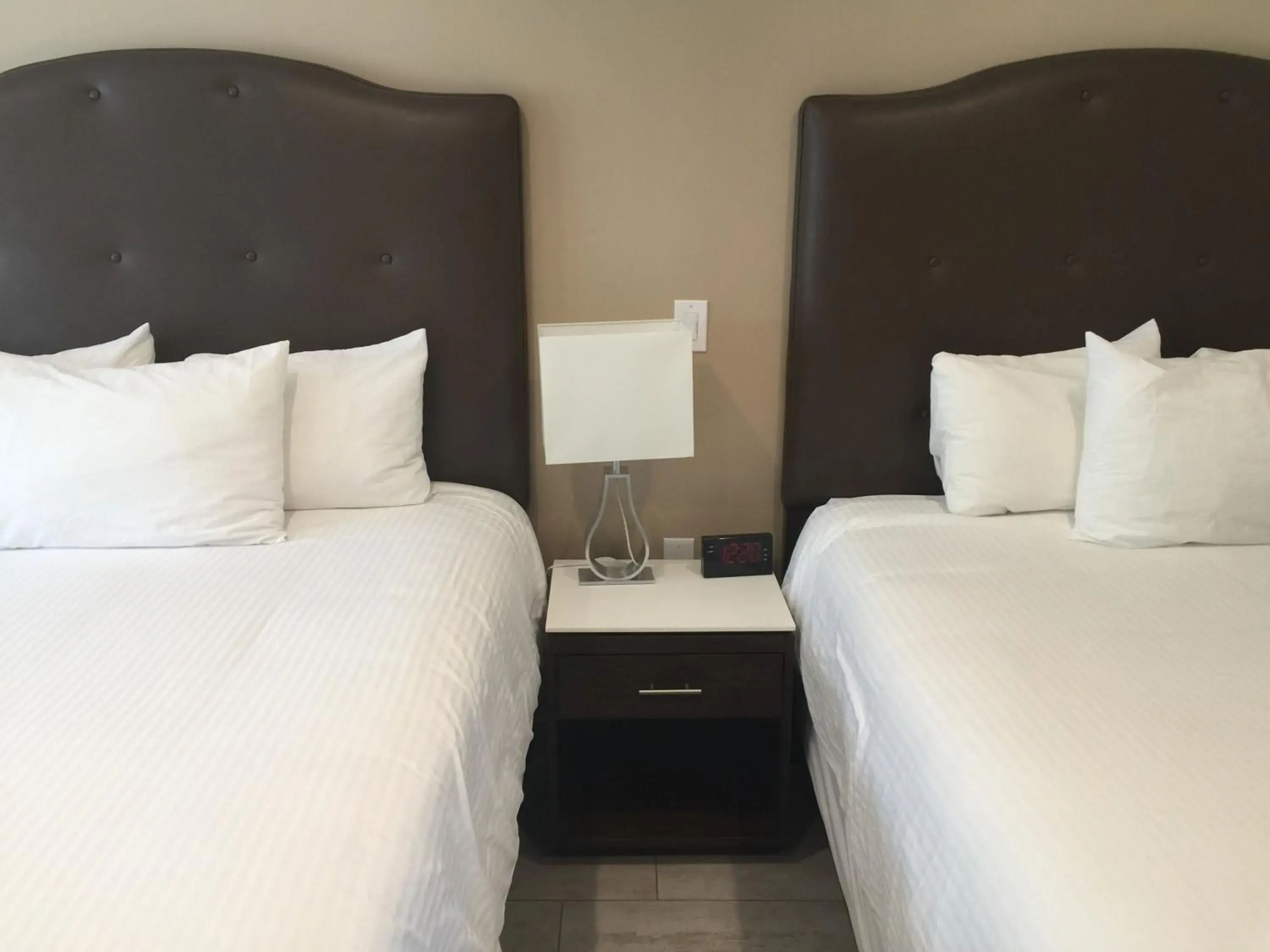 Deluxe King Room in El Royale Hotel - Near Universal Studios Hollywood Deluxe King Room in El Royale Hotel - Near Universal Studios Hollywood