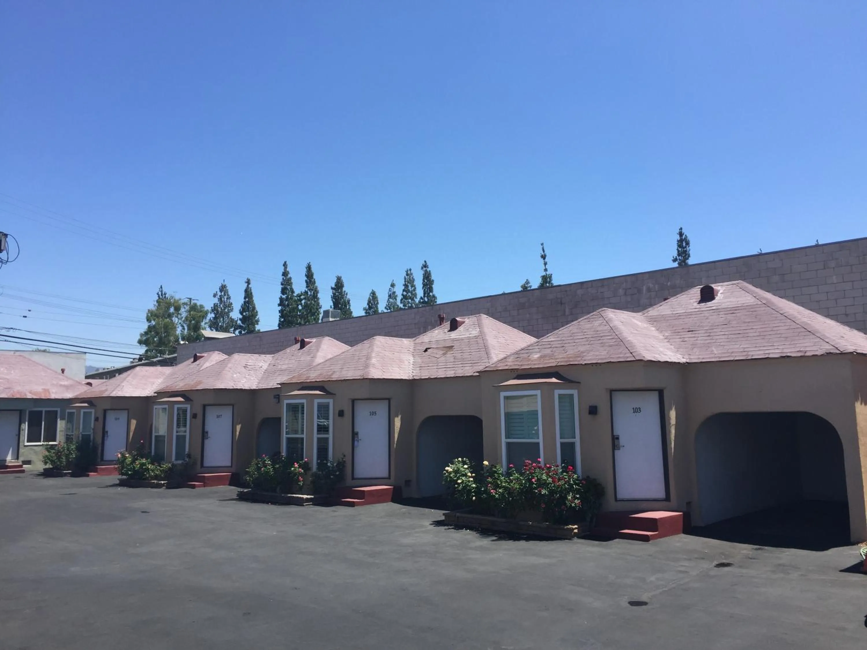 Facade/entrance in El Royale Hotel - Near Universal Studios Hollywood