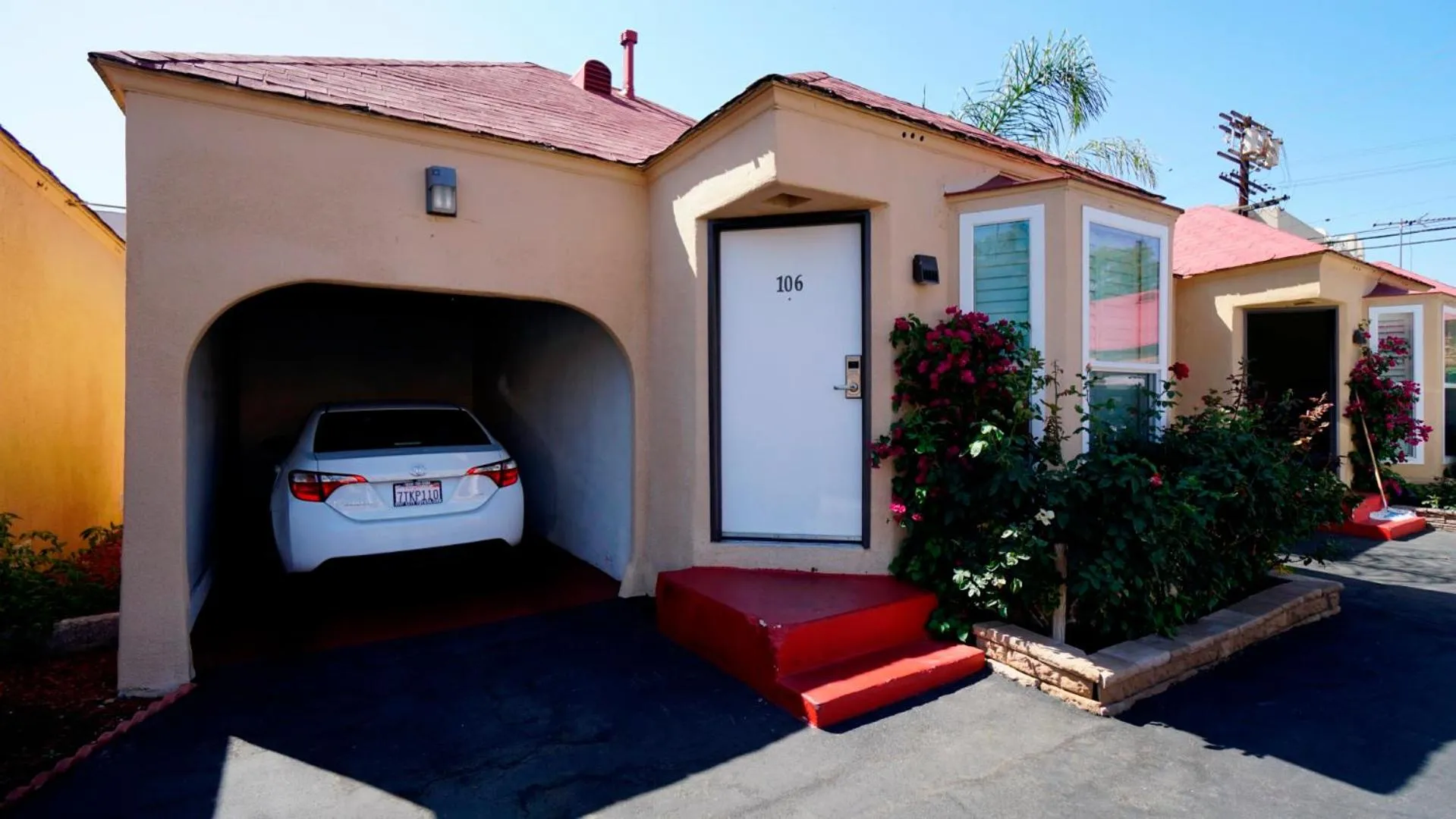 Property building in El Royale Hotel - Near Universal Studios Hollywood