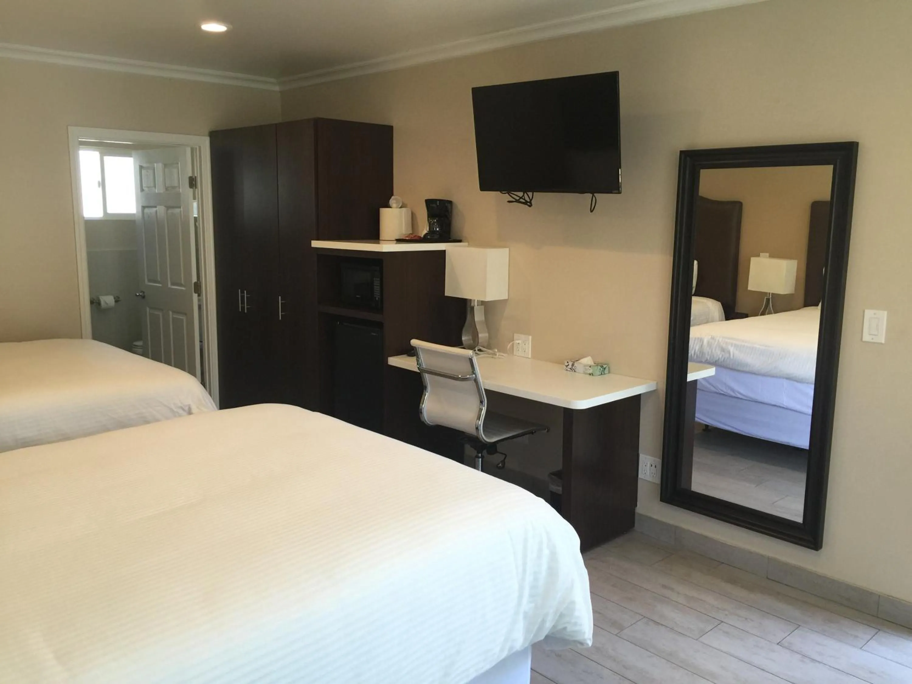 Day, Bed in El Royale Hotel - Near Universal Studios Hollywood