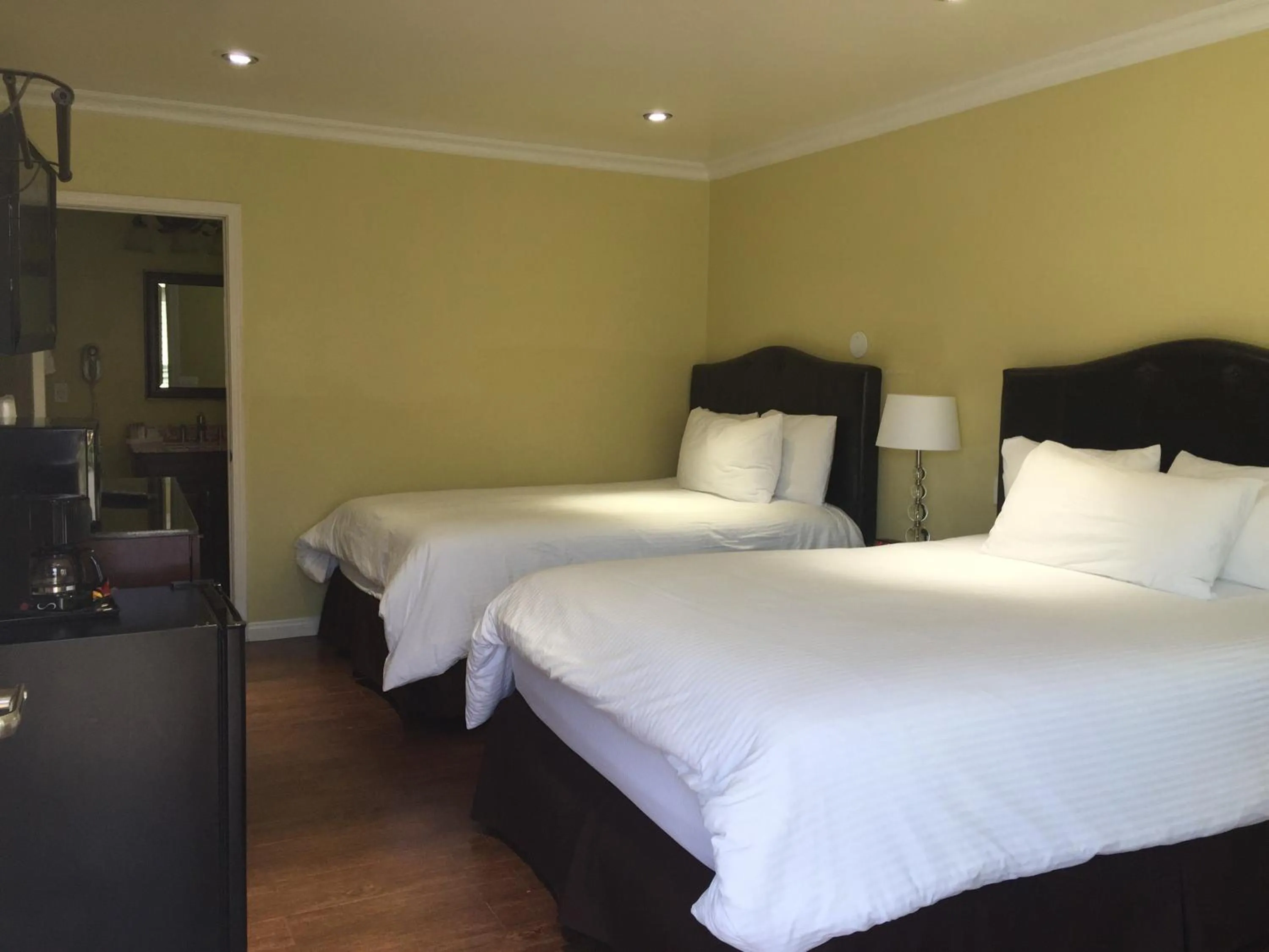 Photo of the whole room, Bed in El Royale Hotel - Near Universal Studios Hollywood