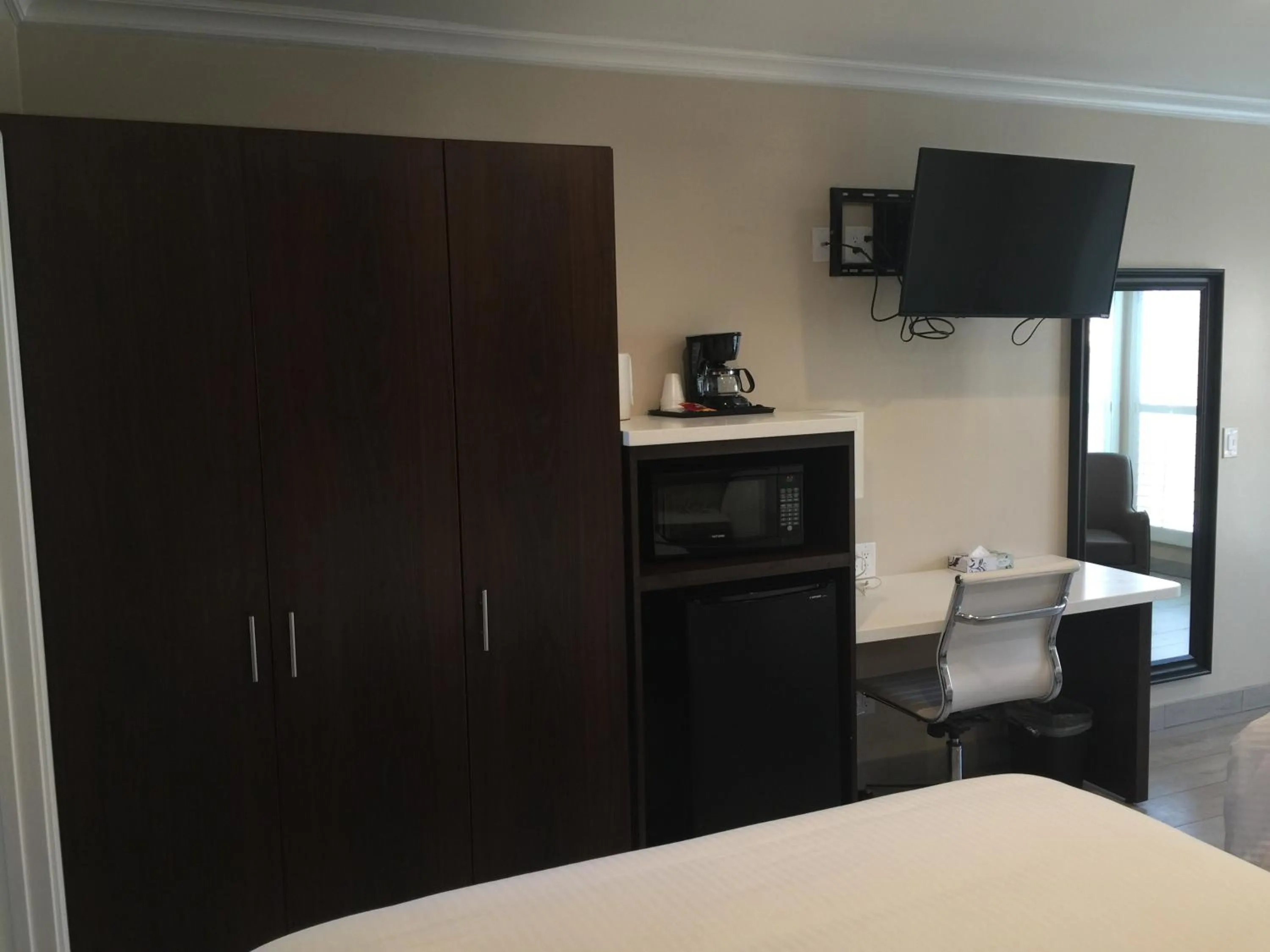 Decorative detail, Bed in El Royale Hotel - Near Universal Studios Hollywood