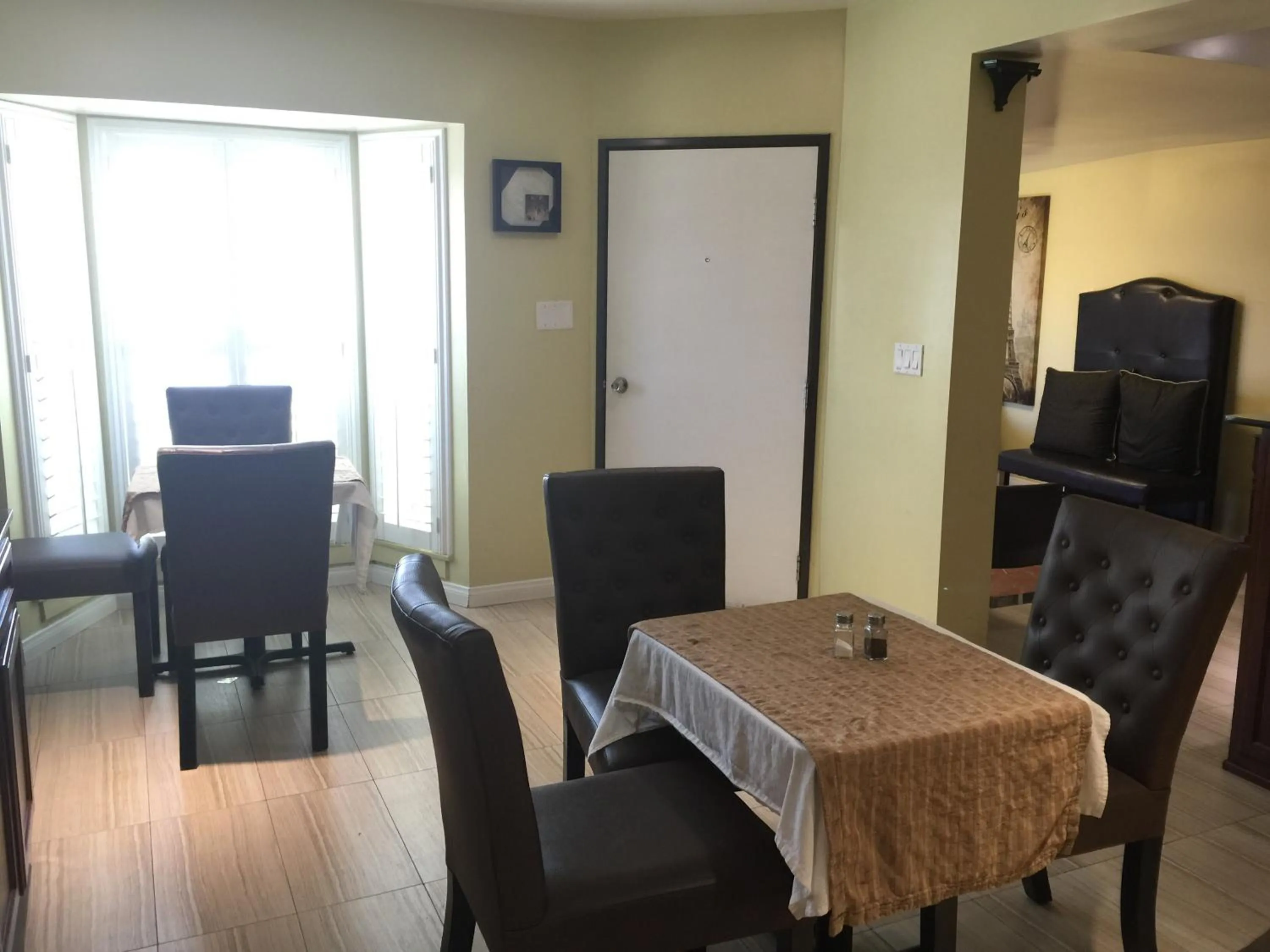 Restaurant/places to eat in El Royale Hotel - Near Universal Studios Hollywood