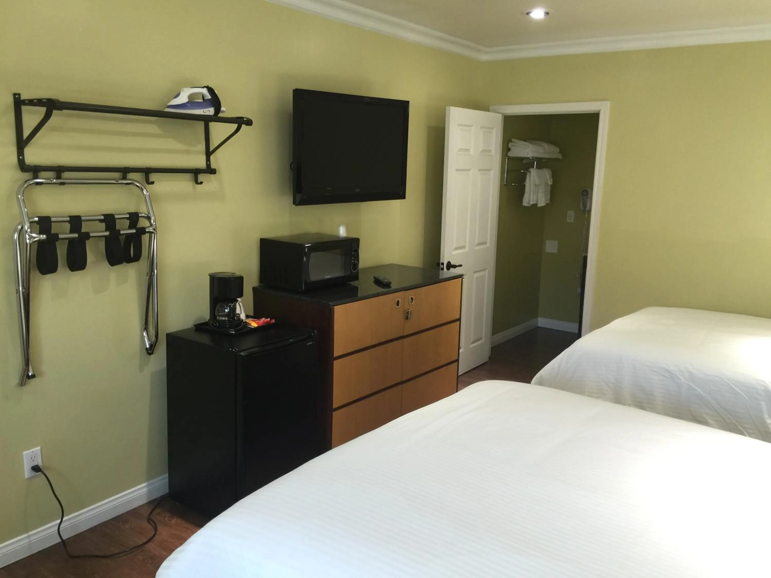 Photo of the whole room, Bed in El Royale Hotel - Near Universal Studios Hollywood