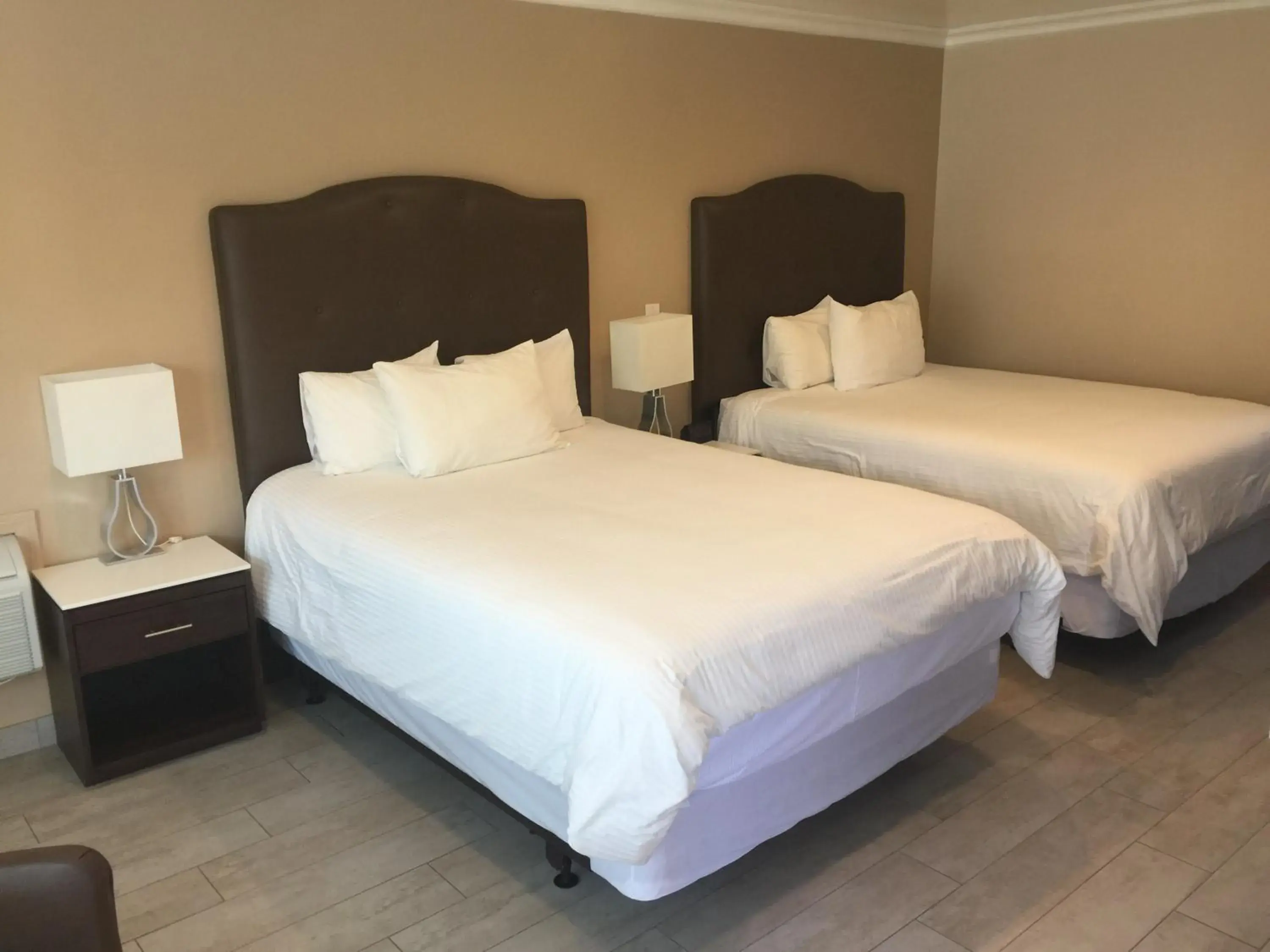 Deluxe Queen Room with Two Queen Beds in El Royale Hotel - Near Universal Studios Hollywood Deluxe Queen Room with Two Queen Beds in El Royale Hotel - Near Universal Studios Hollywood