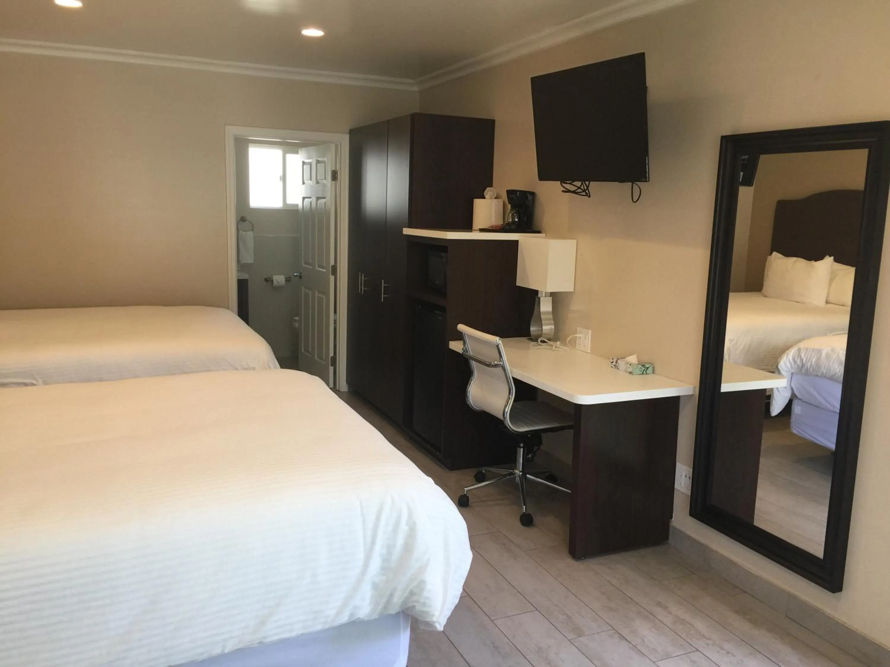Day, Bed in El Royale Hotel - Near Universal Studios Hollywood