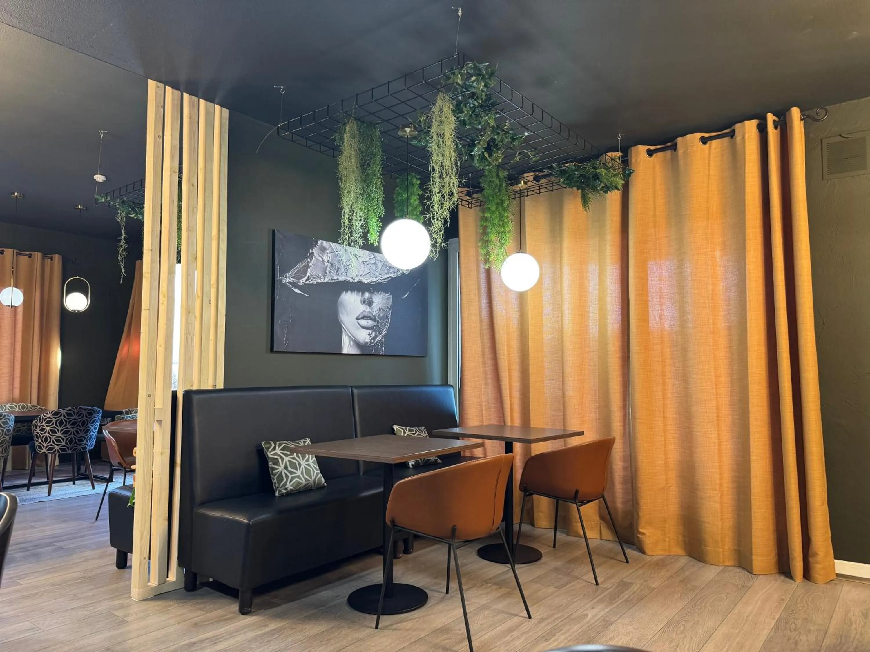 Restaurant/places to eat in Tulip Inn Beaune