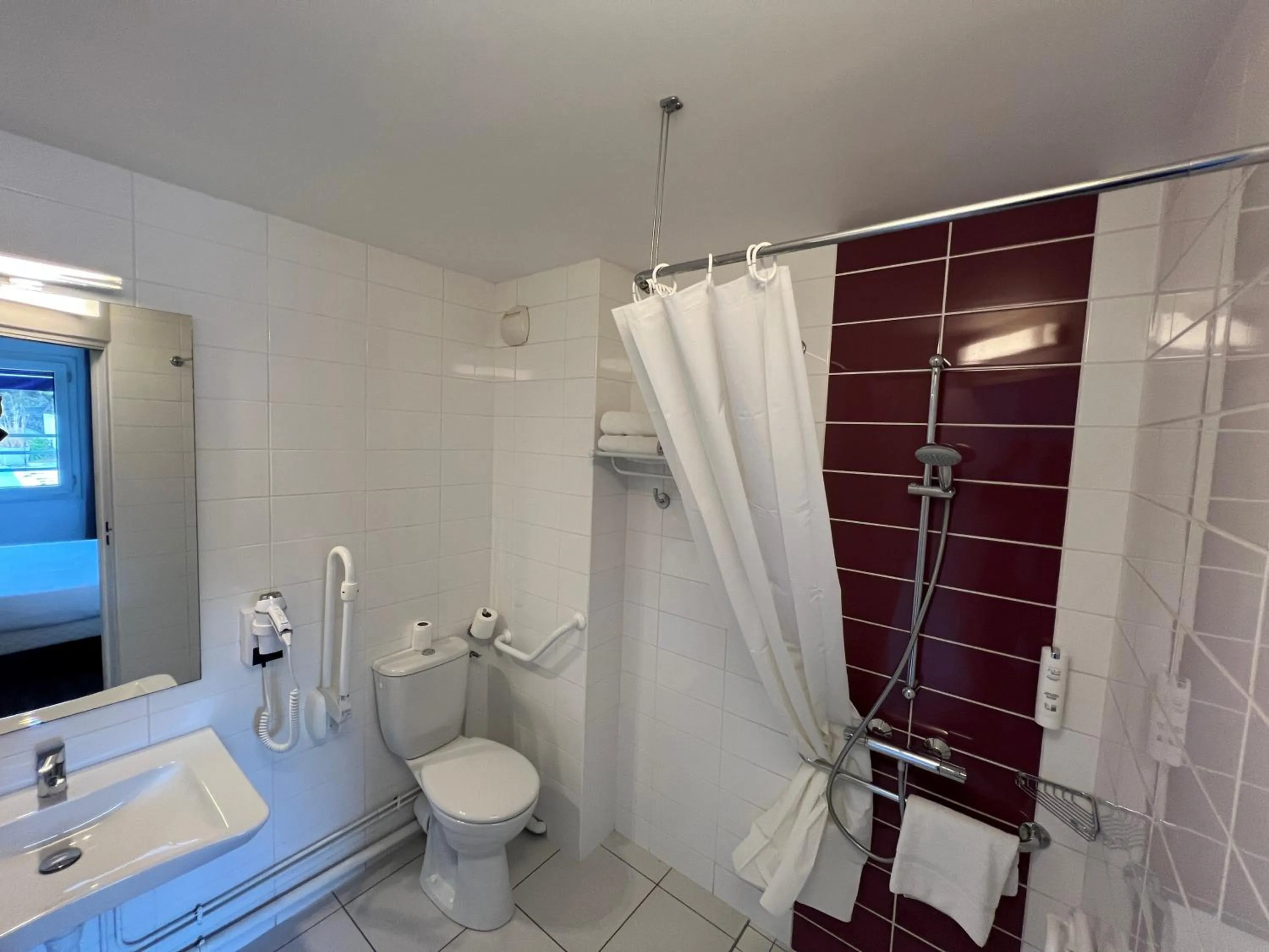 Shower in Tulip Inn Beaune