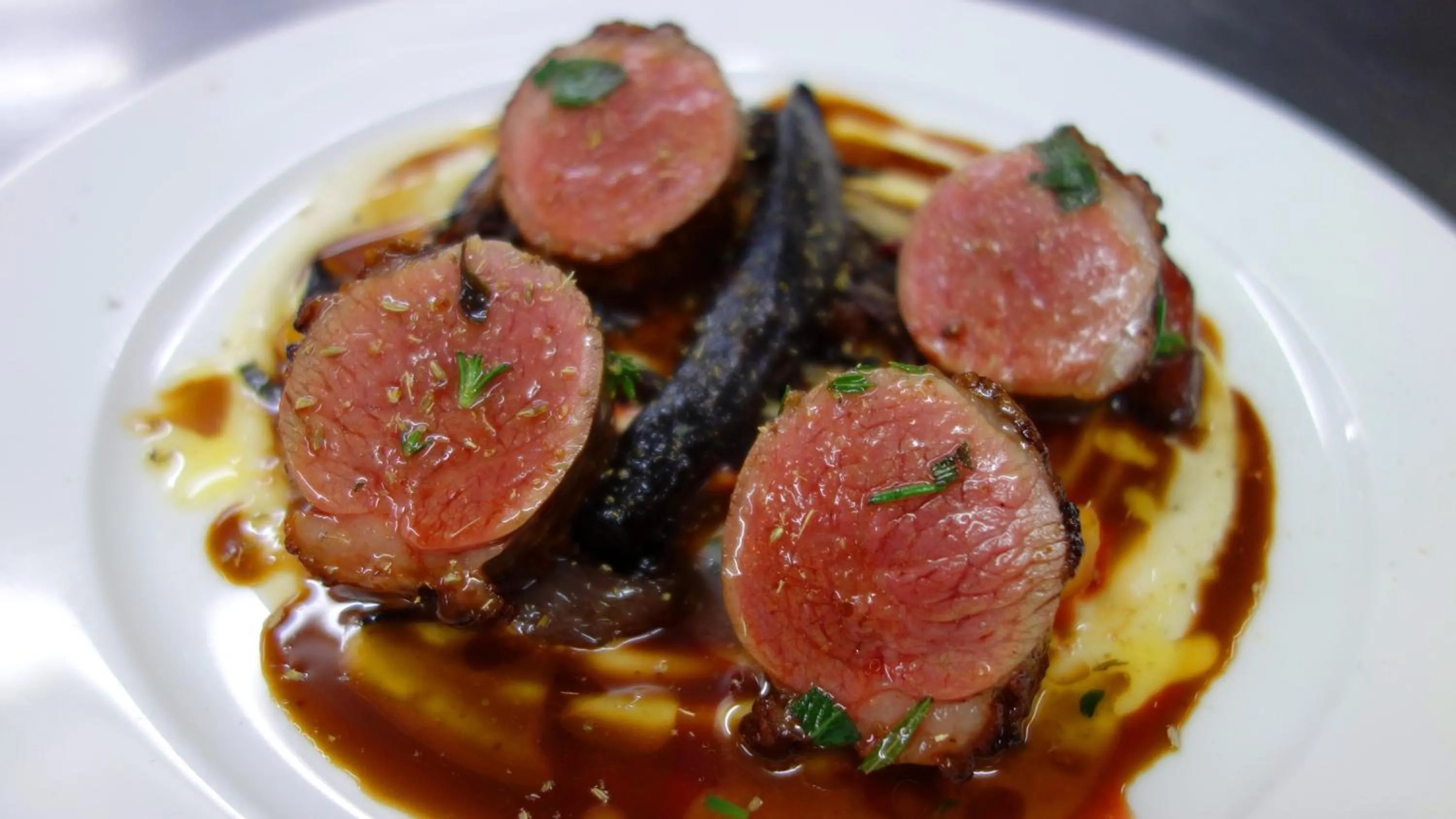 Food and drinks in Phoenix Hotel by HHG