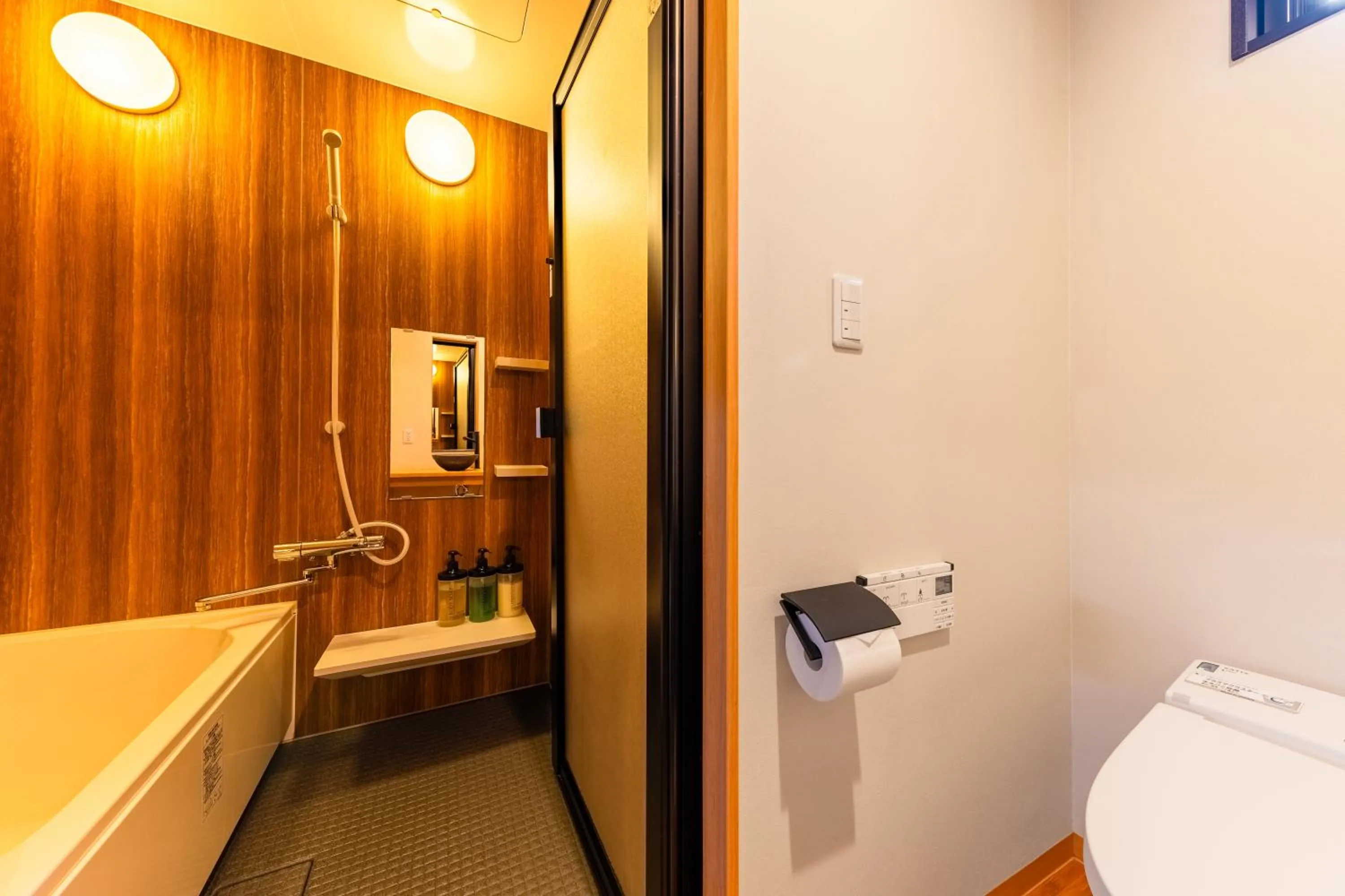 Bathroom in Wadano Woods by HHG