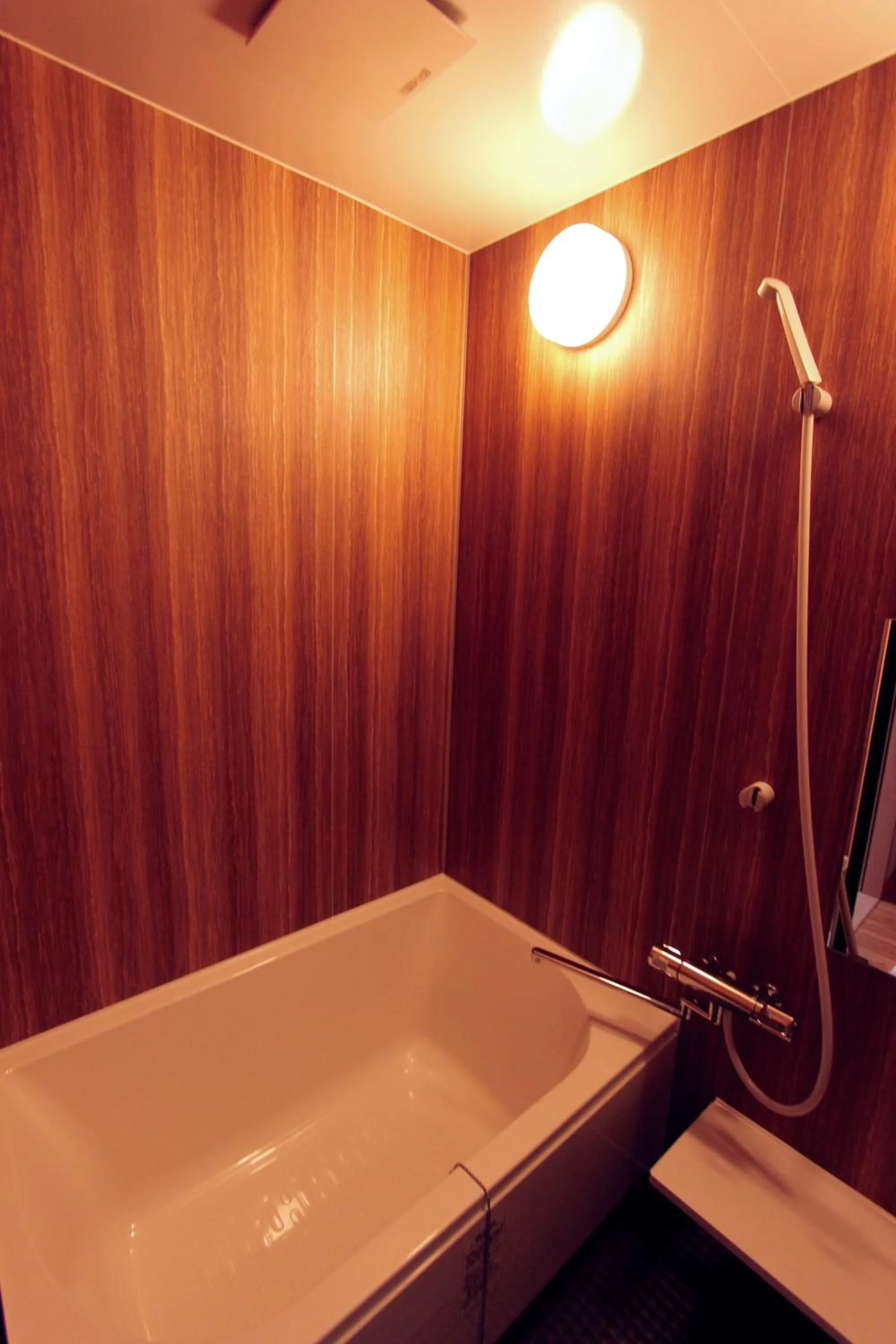 Bathroom in Wadano Woods by HHG