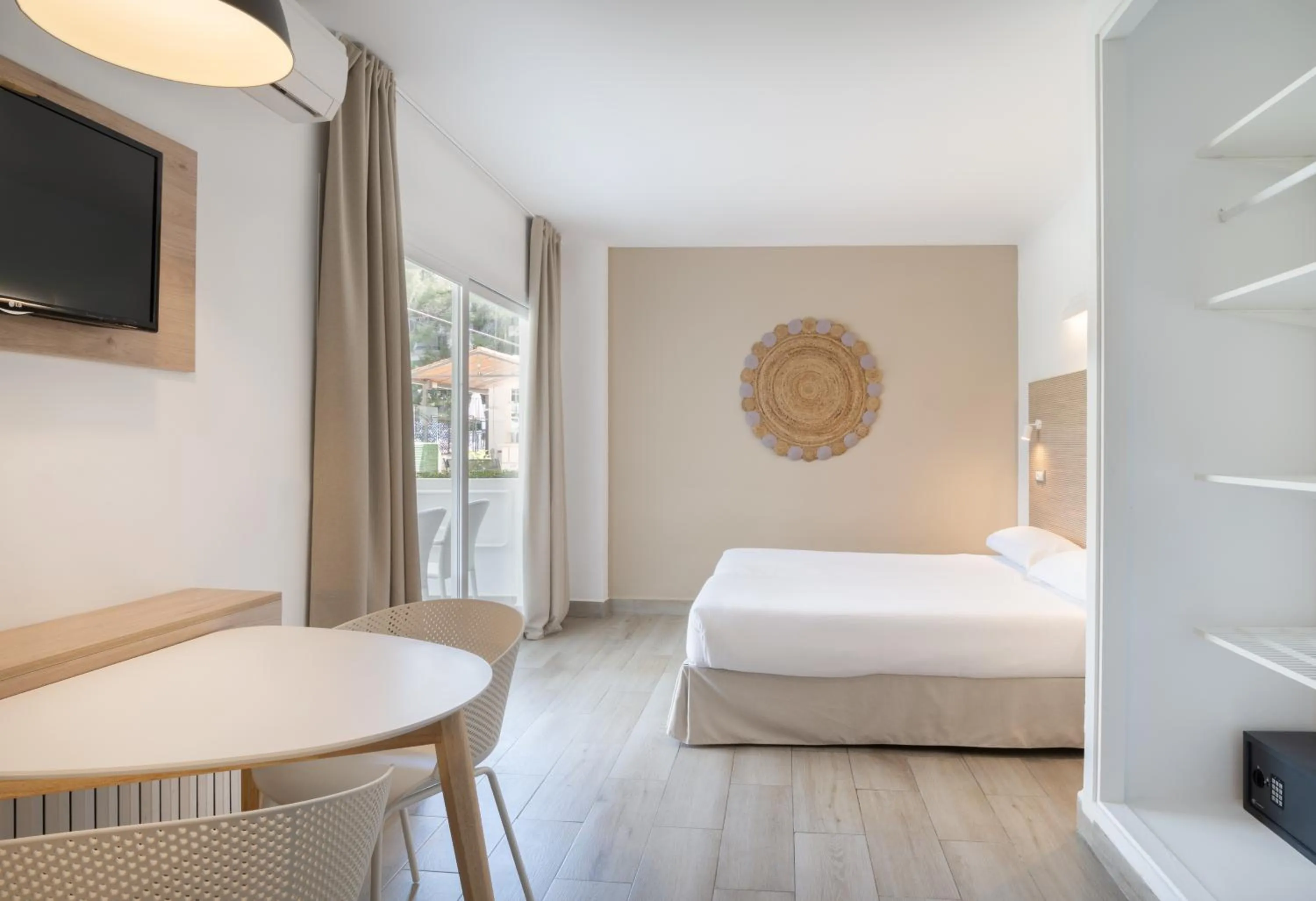 Bed in Sol Lunamar Palmanova Apartamentos - Adults Only