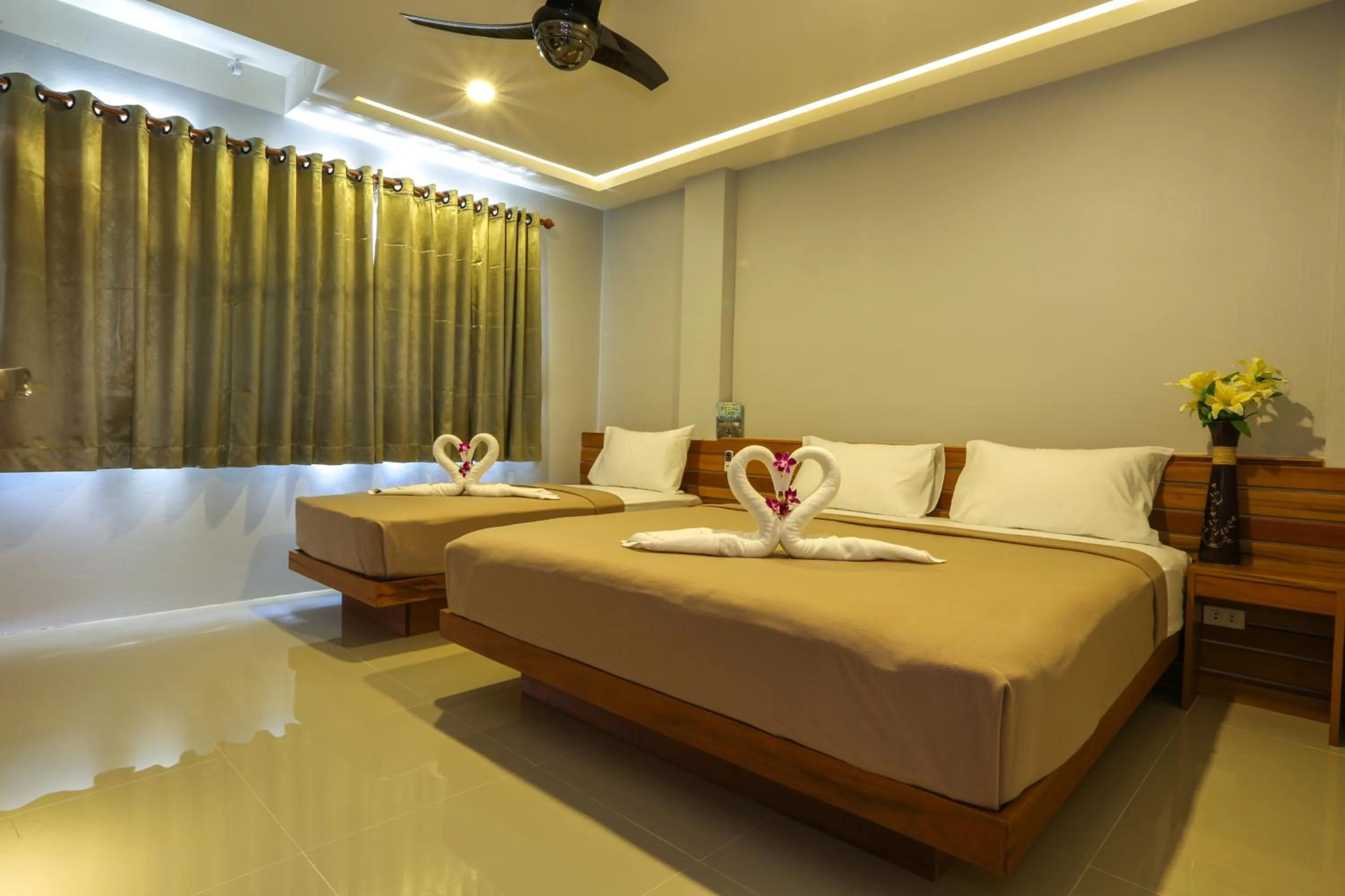 Photo of the whole room, Bed in Living Chilled Koh Tao