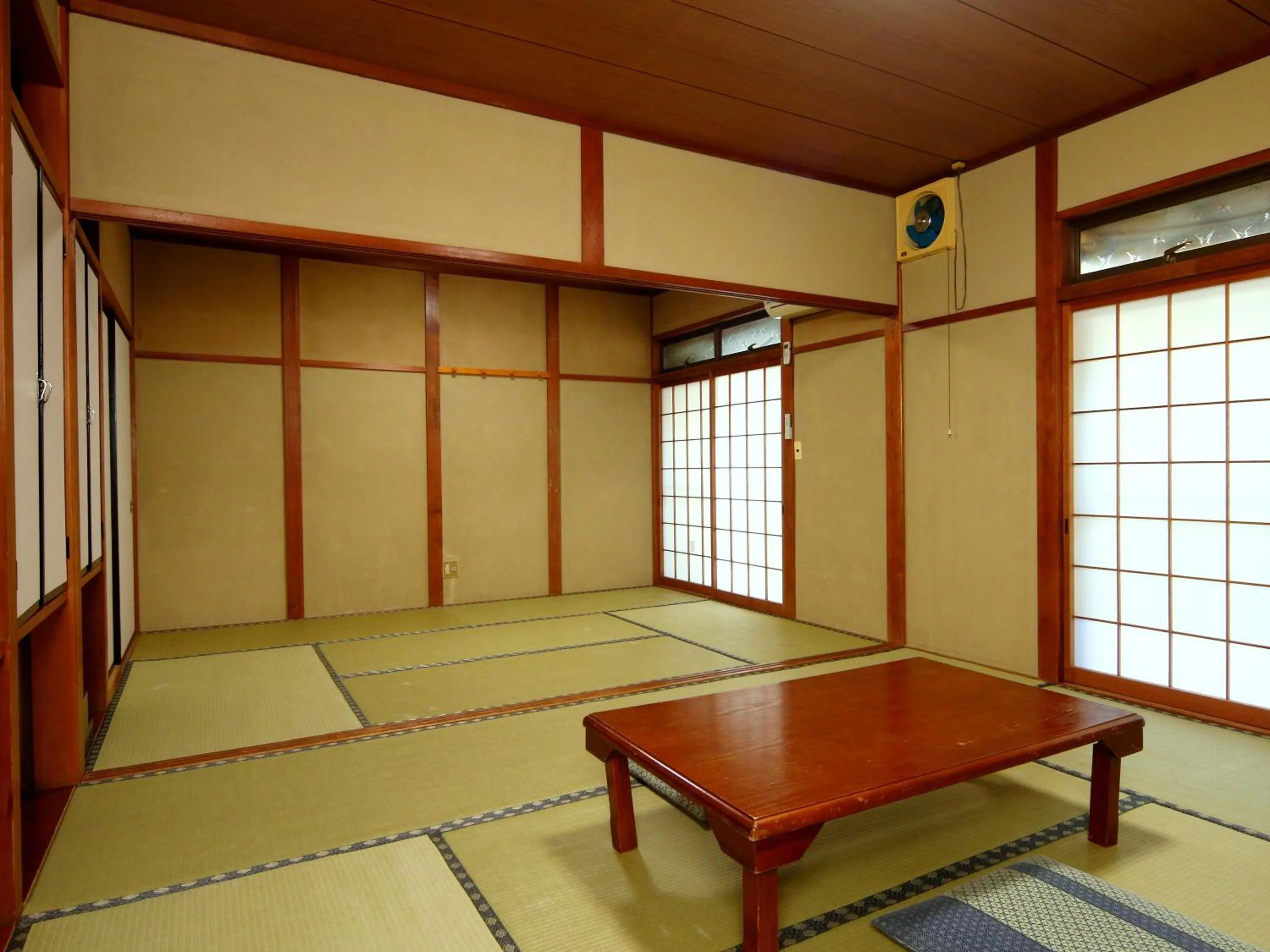 Photo of the whole room in Ena Totaro