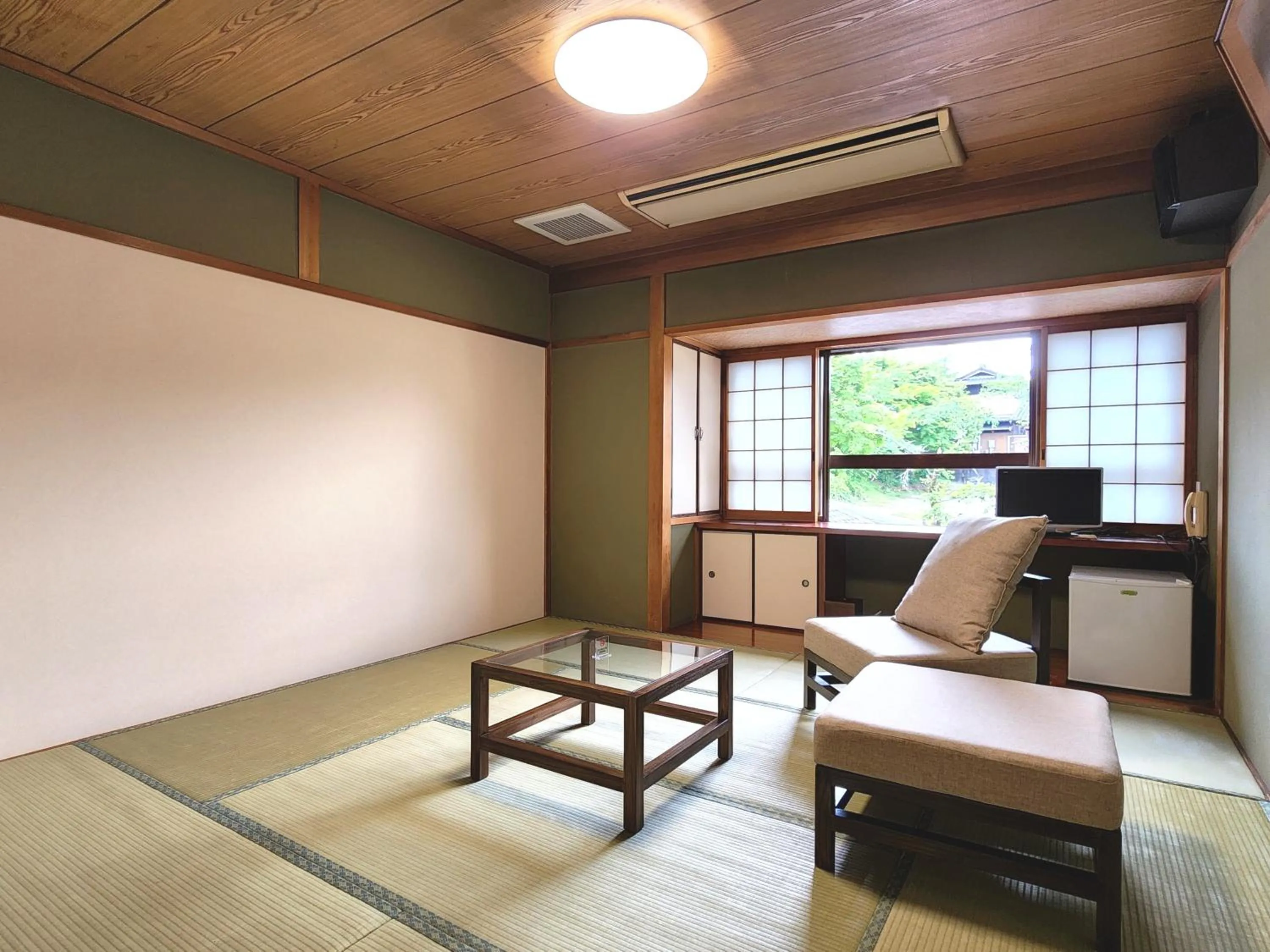 Photo of the whole room in Ena Totaro