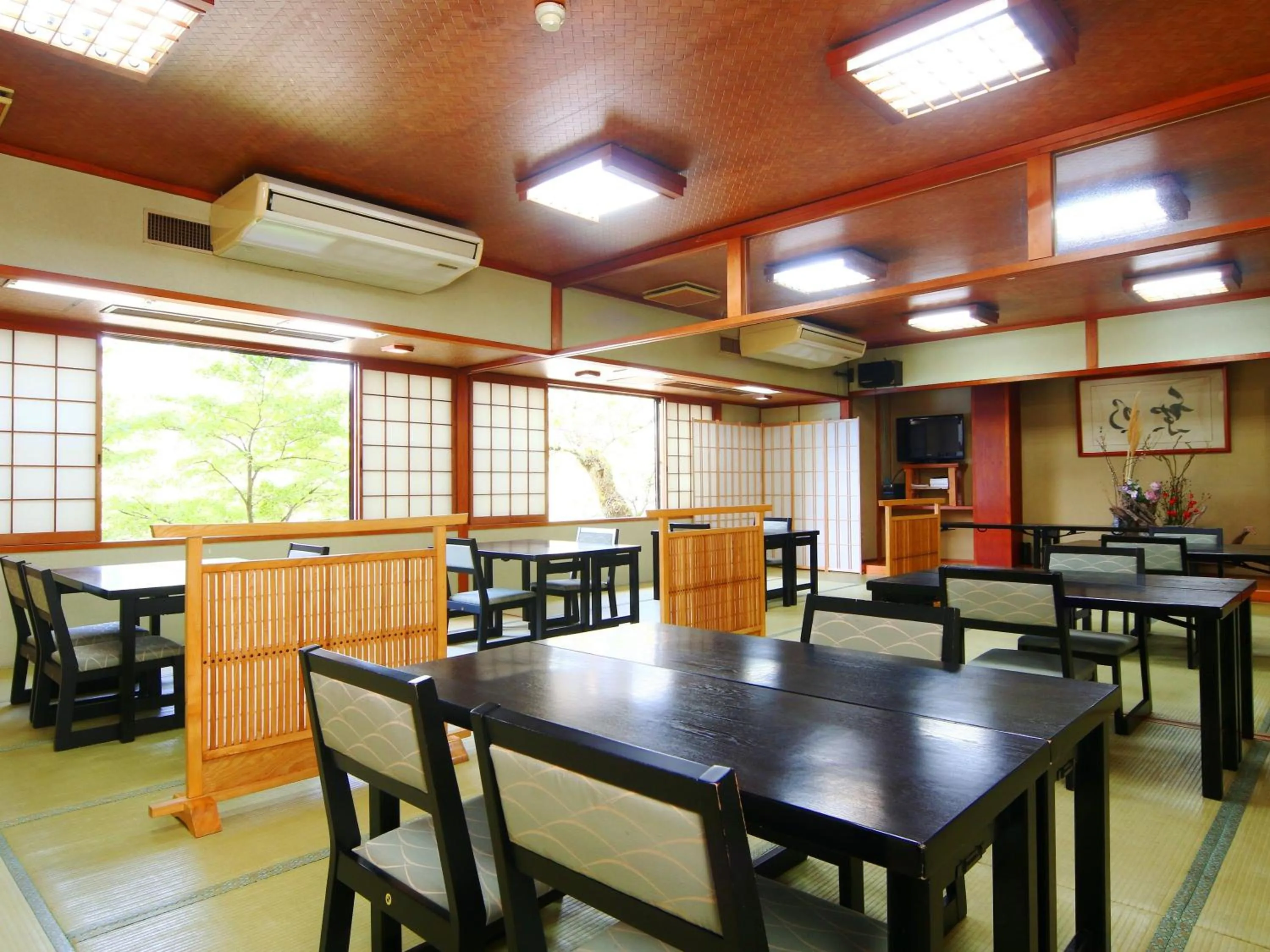 Restaurant/places to eat in Ena Totaro