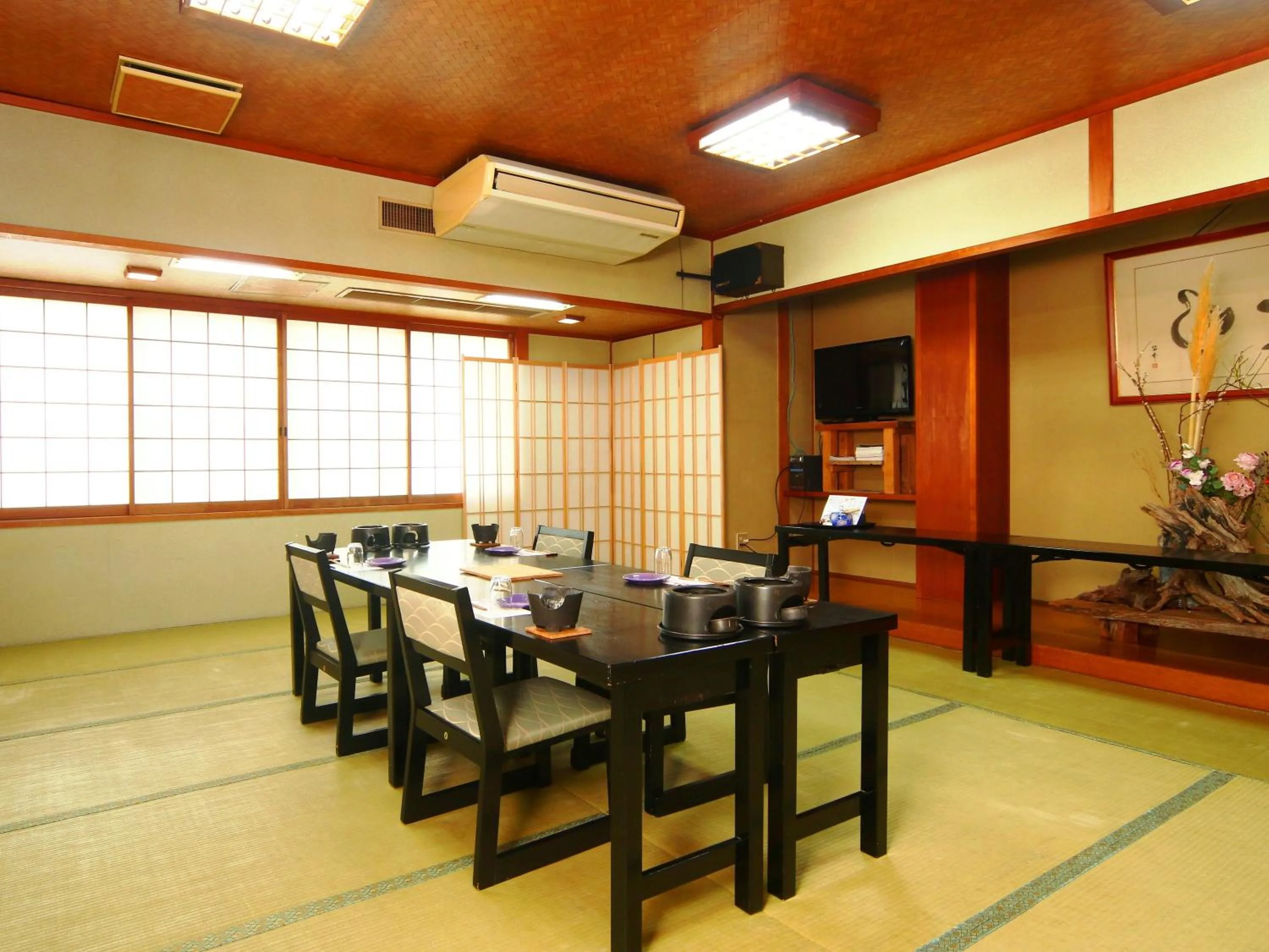 Restaurant/places to eat in Ena Totaro