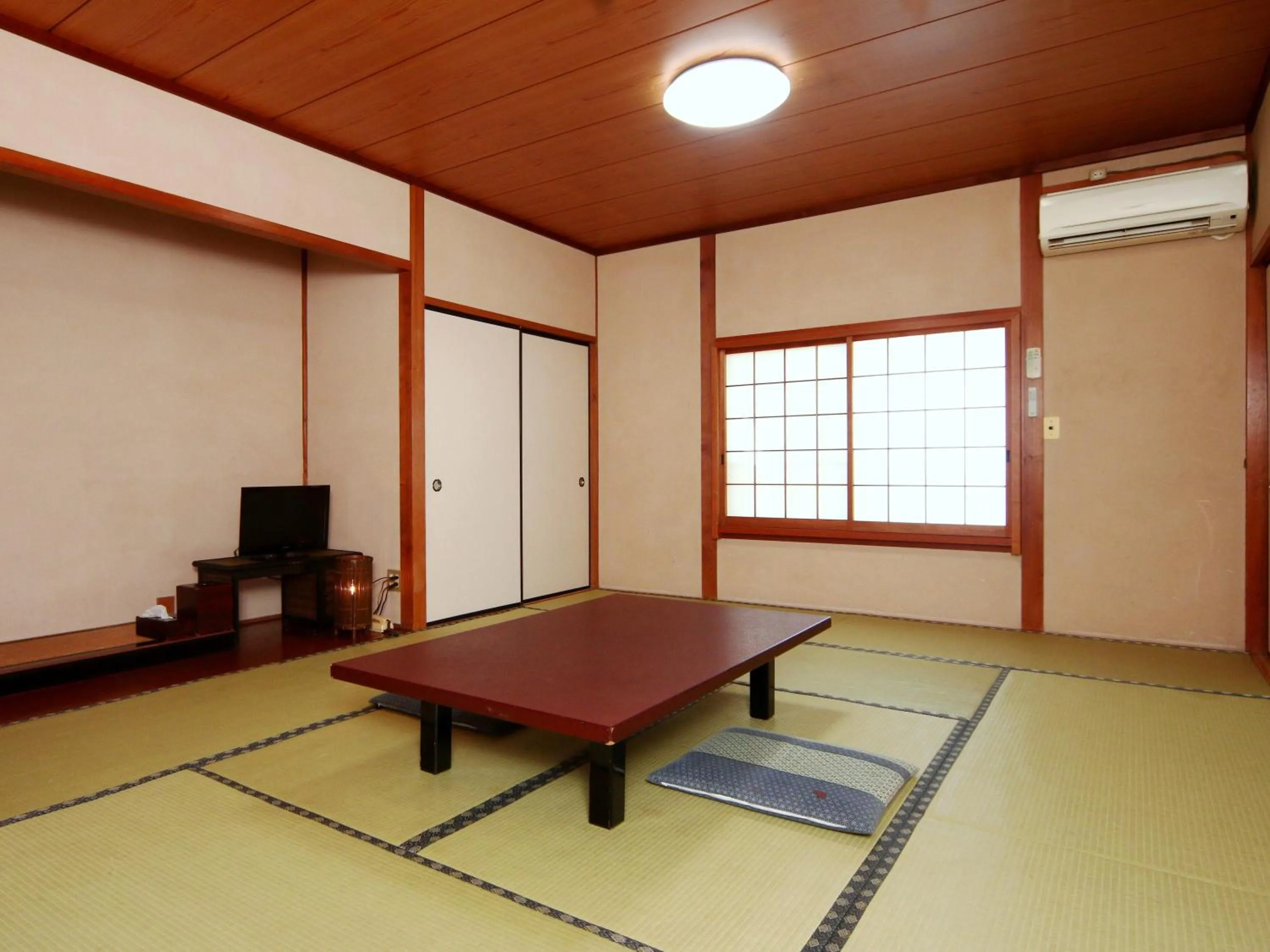 Photo of the whole room in Ena Totaro