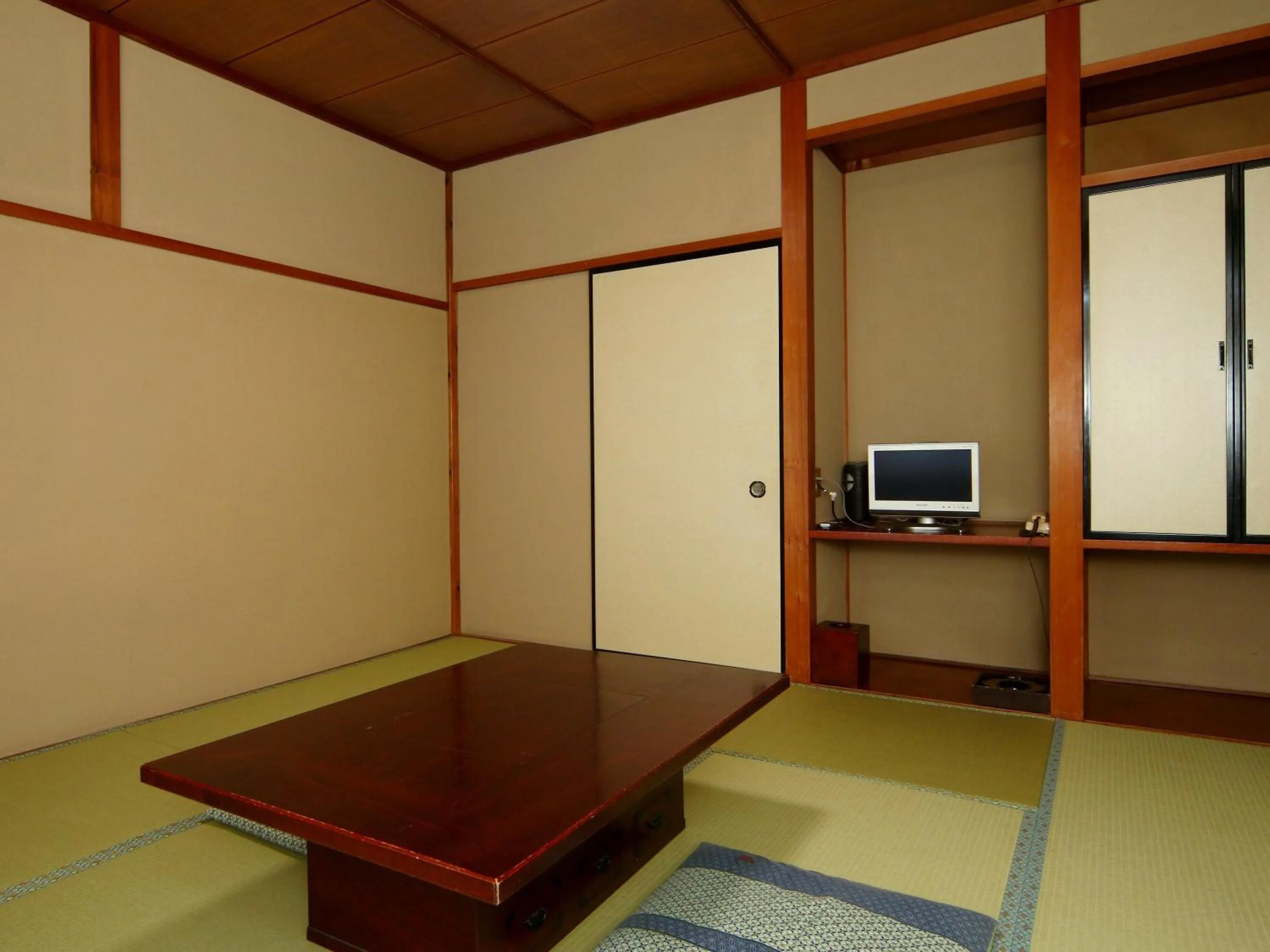 Photo of the whole room in Ena Totaro