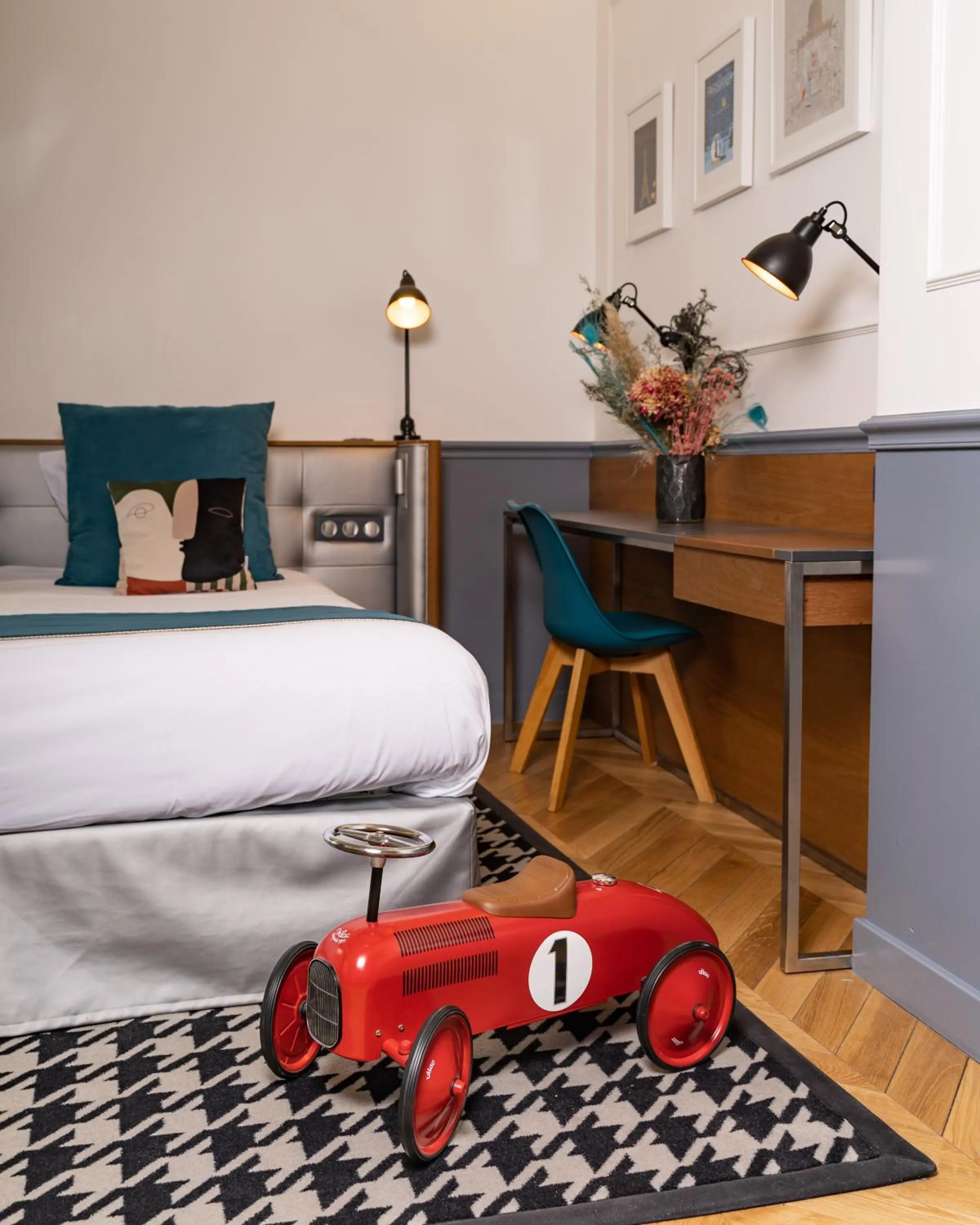 Bed in Hotel Petit Lafayette