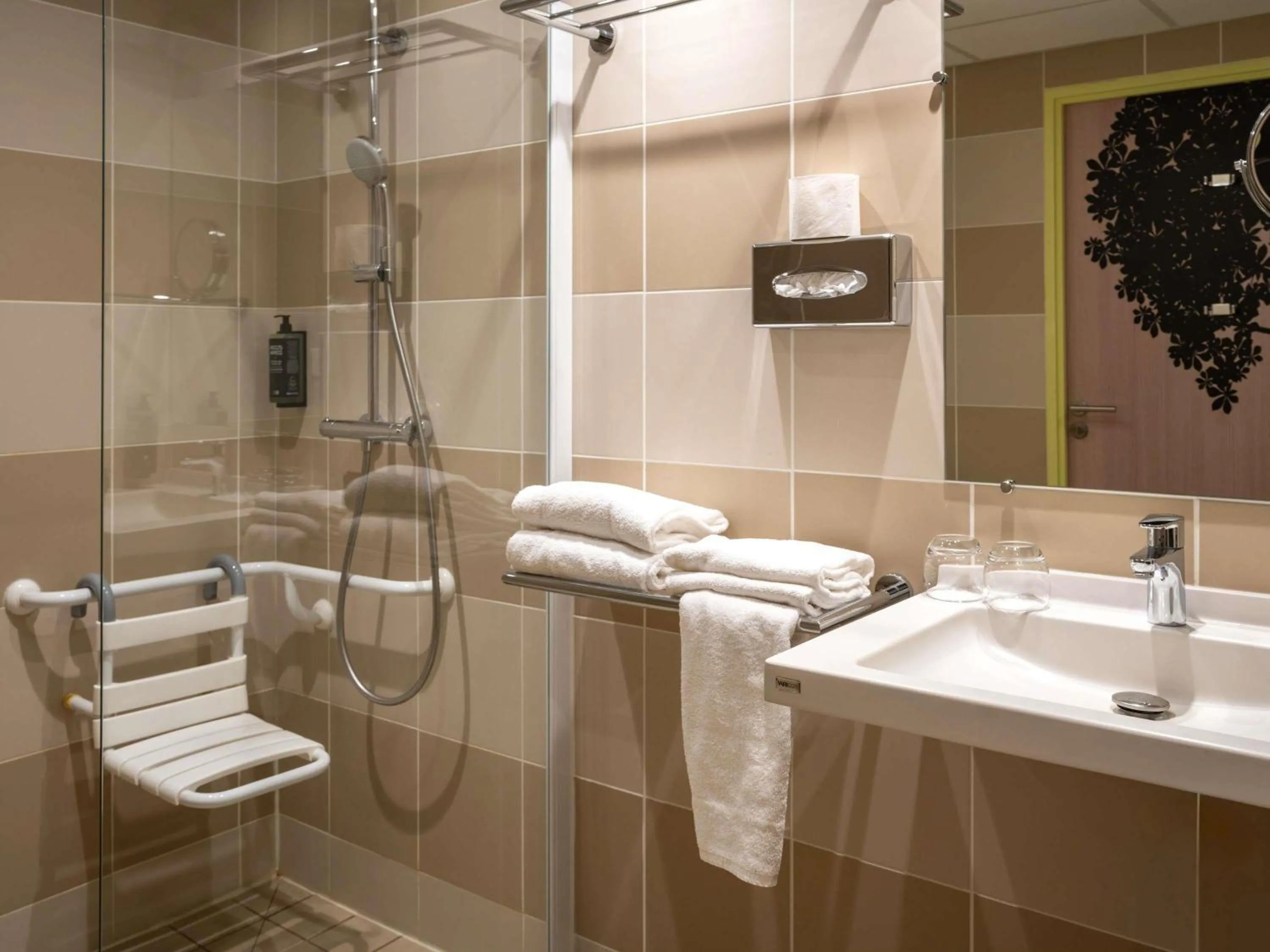 Bedroom in ibis Styles Guéret