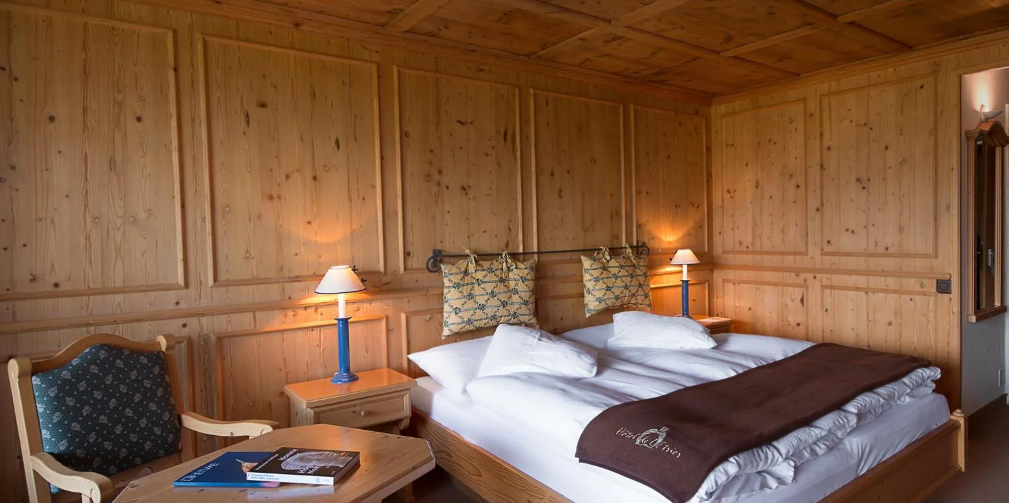 Property building, Bed in Hotel Etrier