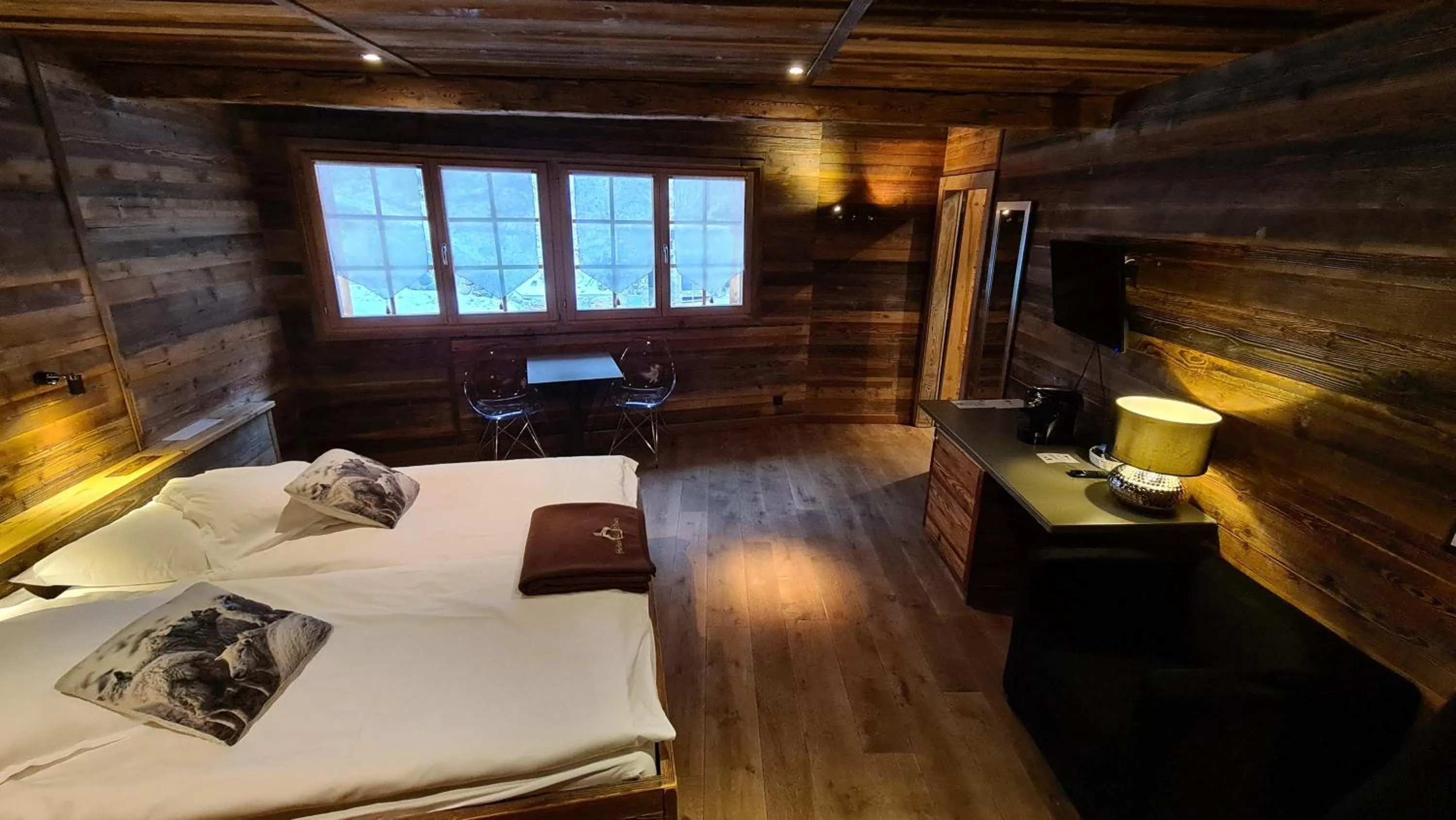 Property building, Bed in Hotel Etrier