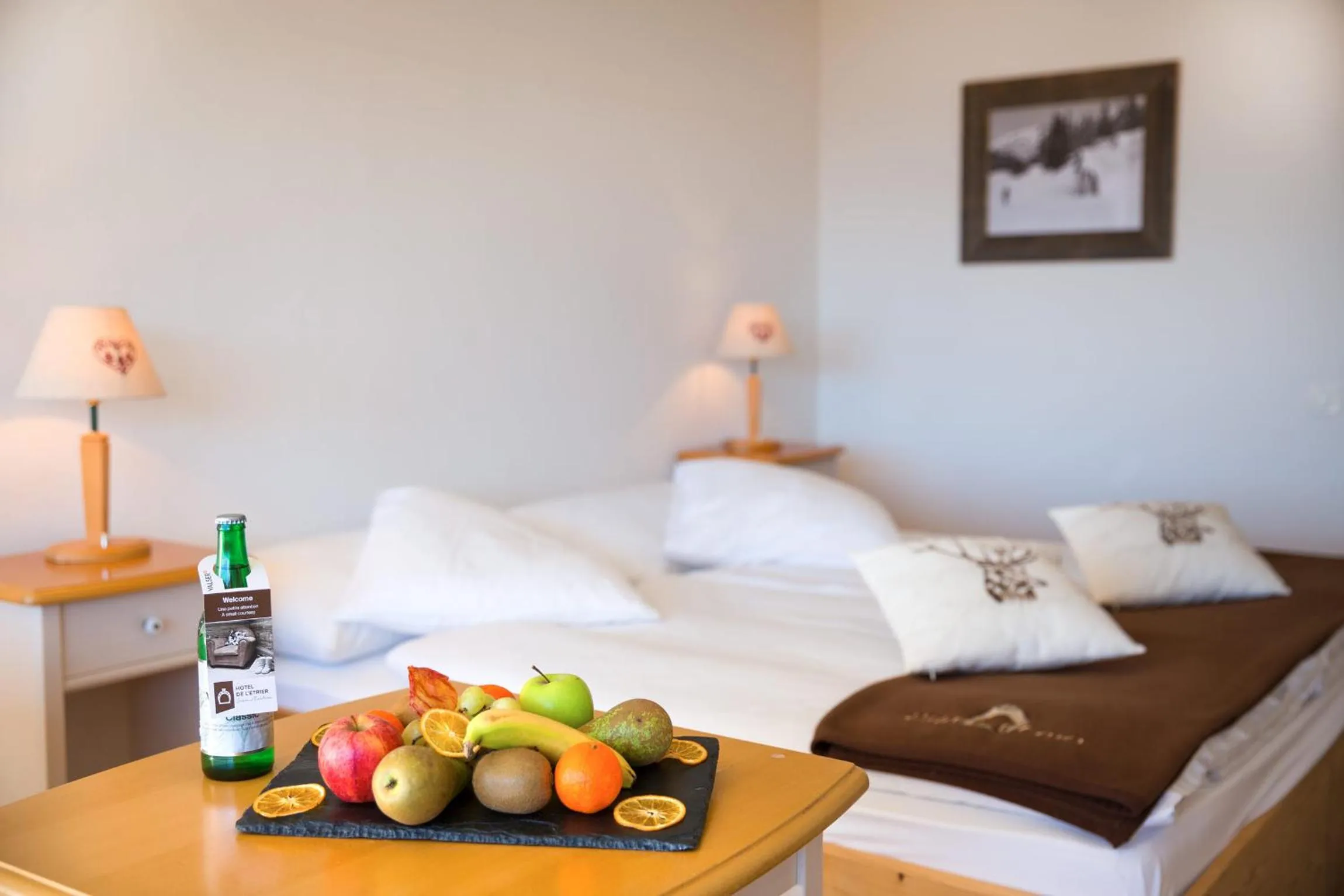 Property building, Bed in Hotel Etrier