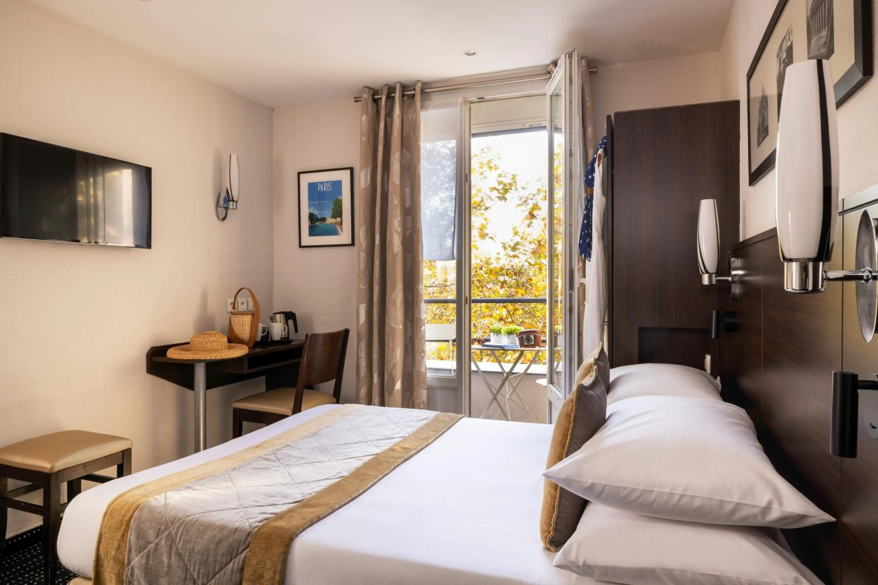 Bedroom, Bed in Jack's Hotel