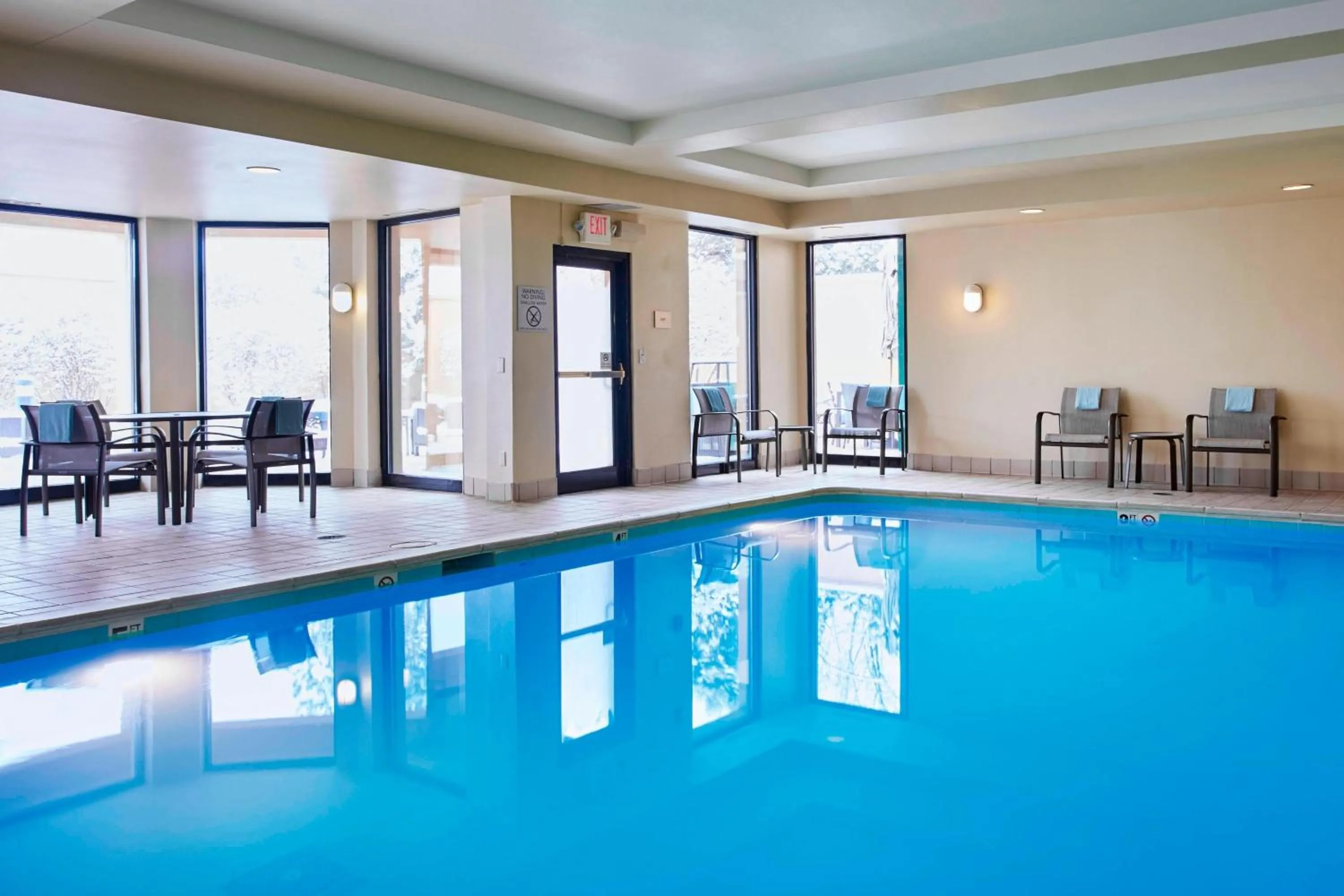 Swimming pool in Courtyard by Marriott Detroit Pontiac/Auburn Hills