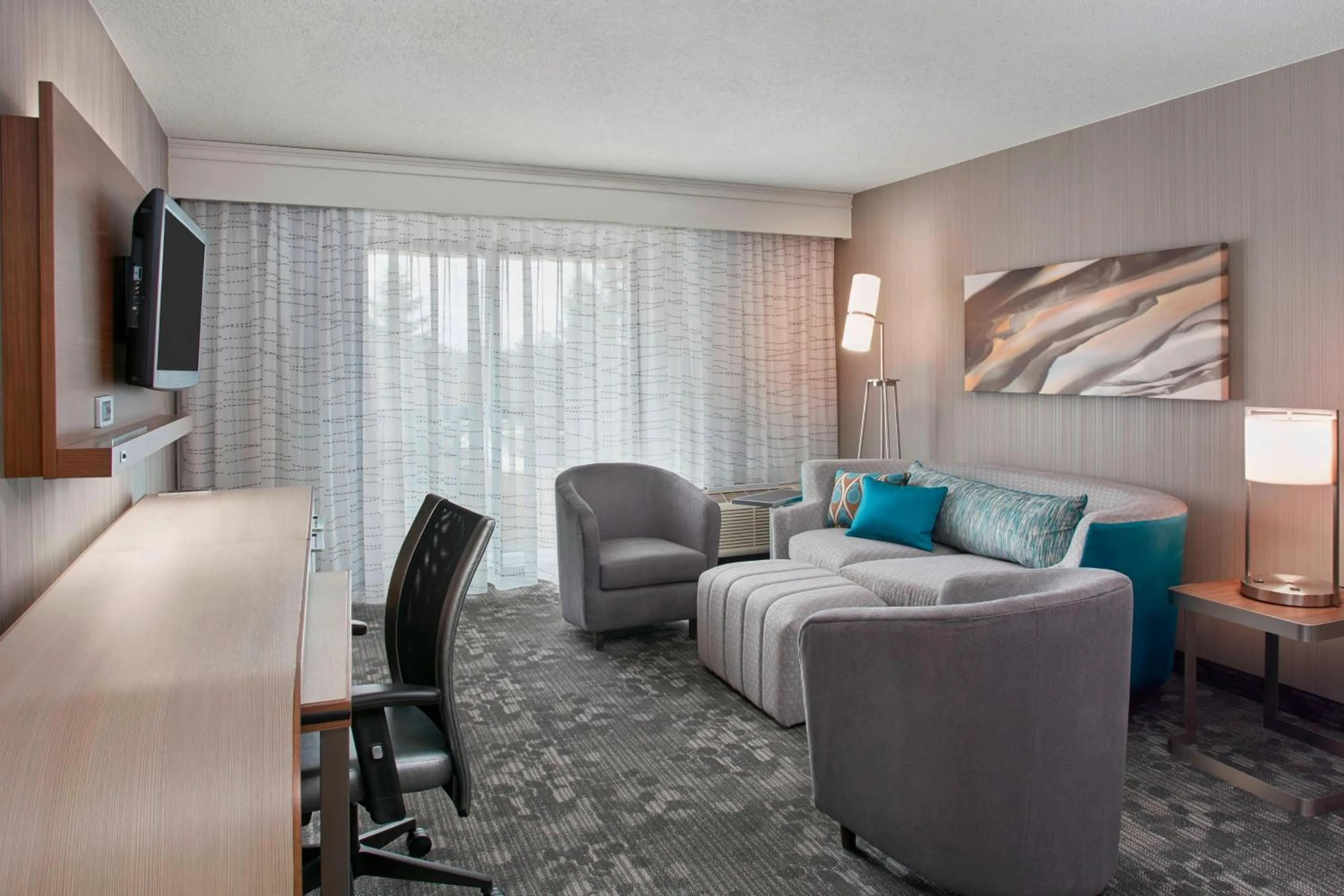 Living room in Courtyard by Marriott Detroit Pontiac/Auburn Hills