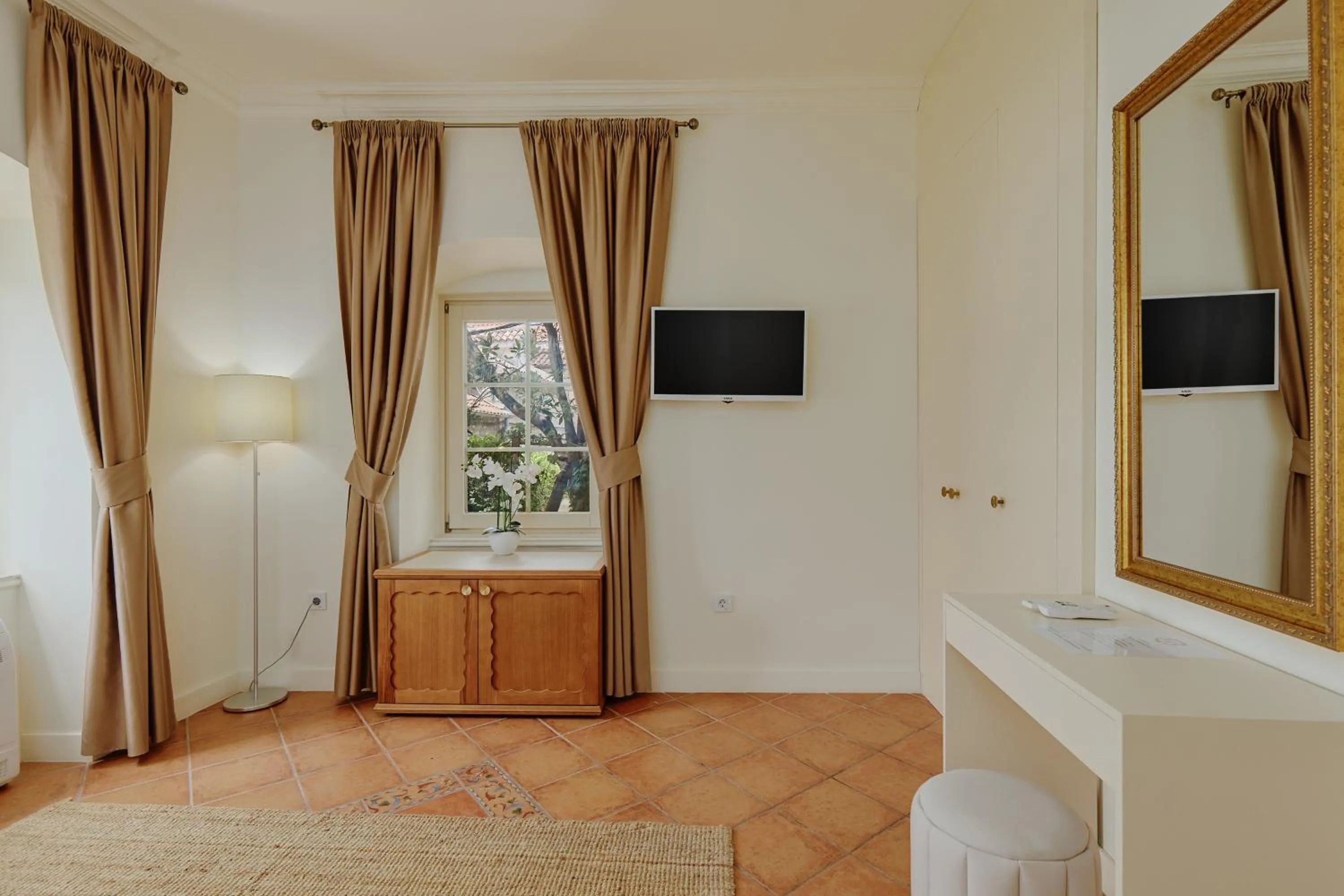 Communal lounge/ TV room, Bed in Vila Perast Boutique Hotel