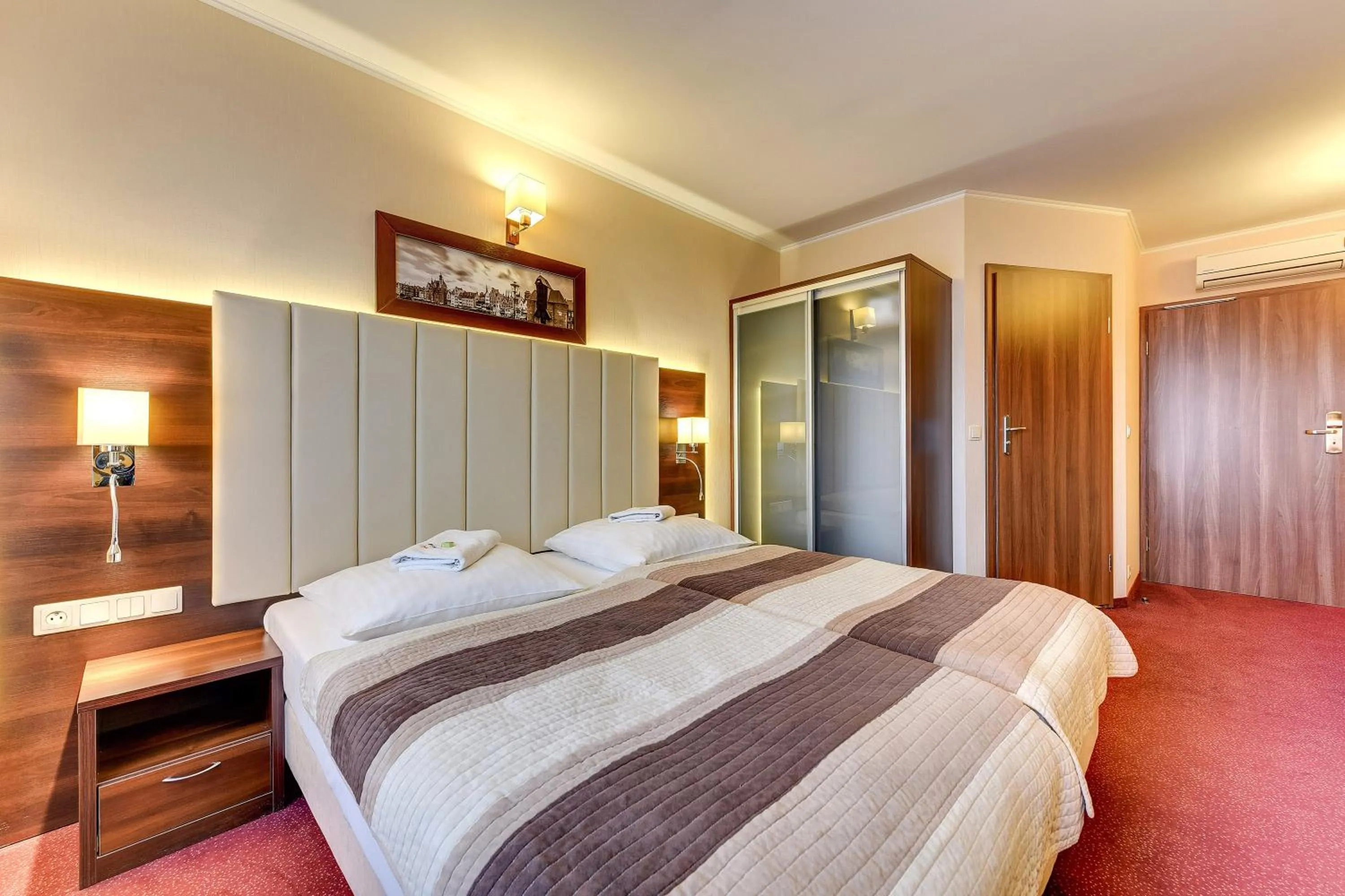 Property building, Bed in Amber Hotel