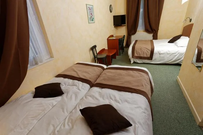 Shower, Bed in Logis Hôtel restaurant Bel Horizon