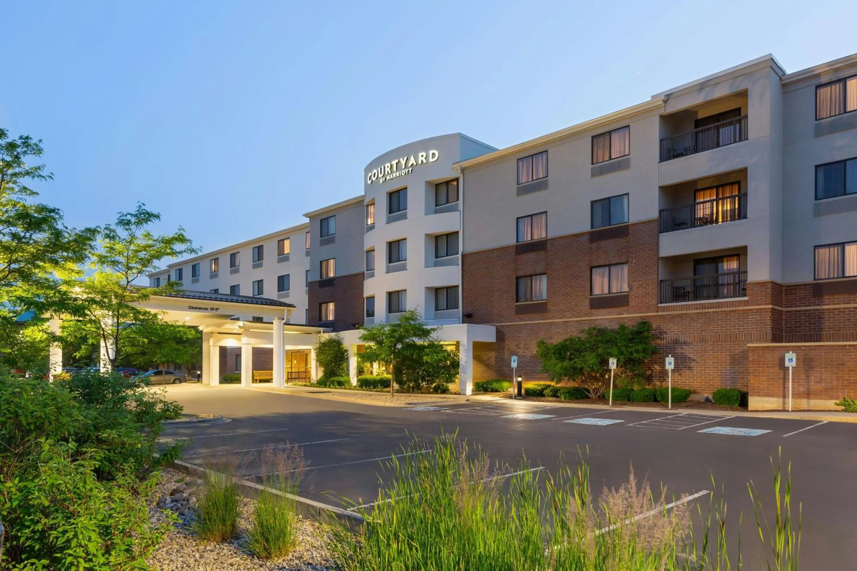 Property building in Courtyard by Marriott Madison West / Middleton
