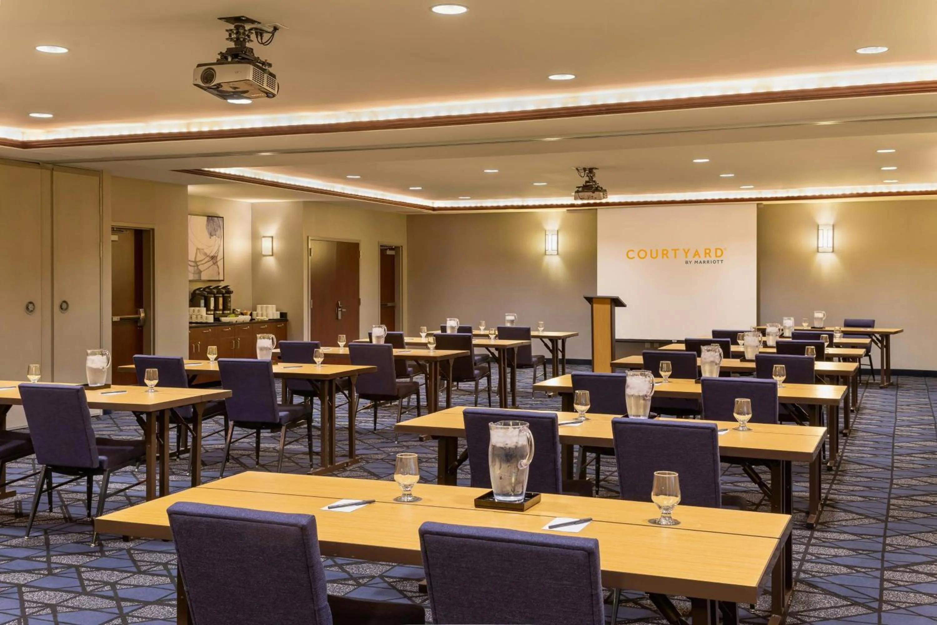 Meeting/conference room in Courtyard by Marriott Madison West / Middleton