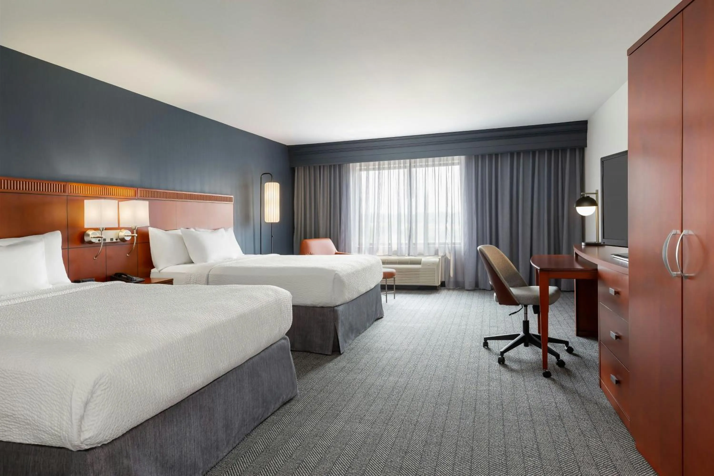 Photo of the whole room, Bed in Courtyard by Marriott Madison West / Middleton