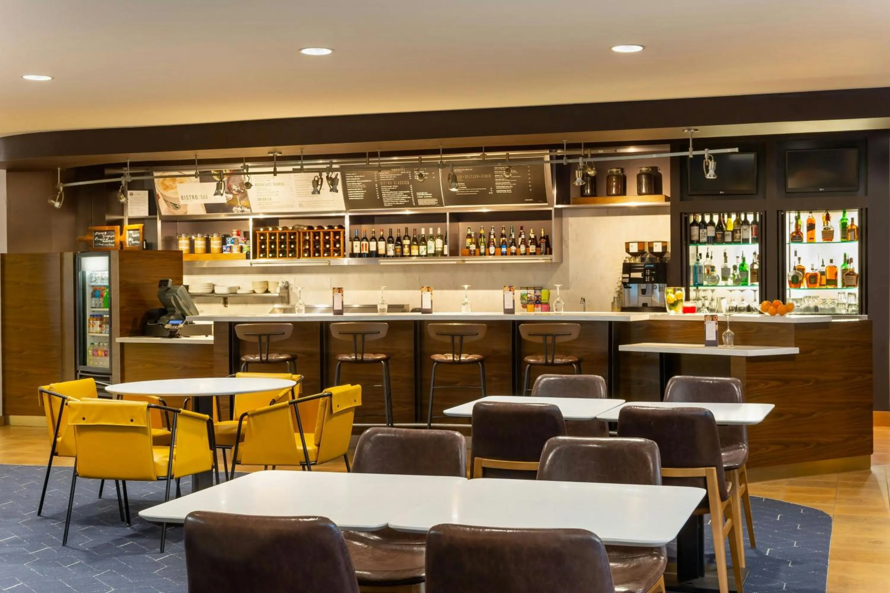 Restaurant/places to eat in Courtyard by Marriott Madison West / Middleton