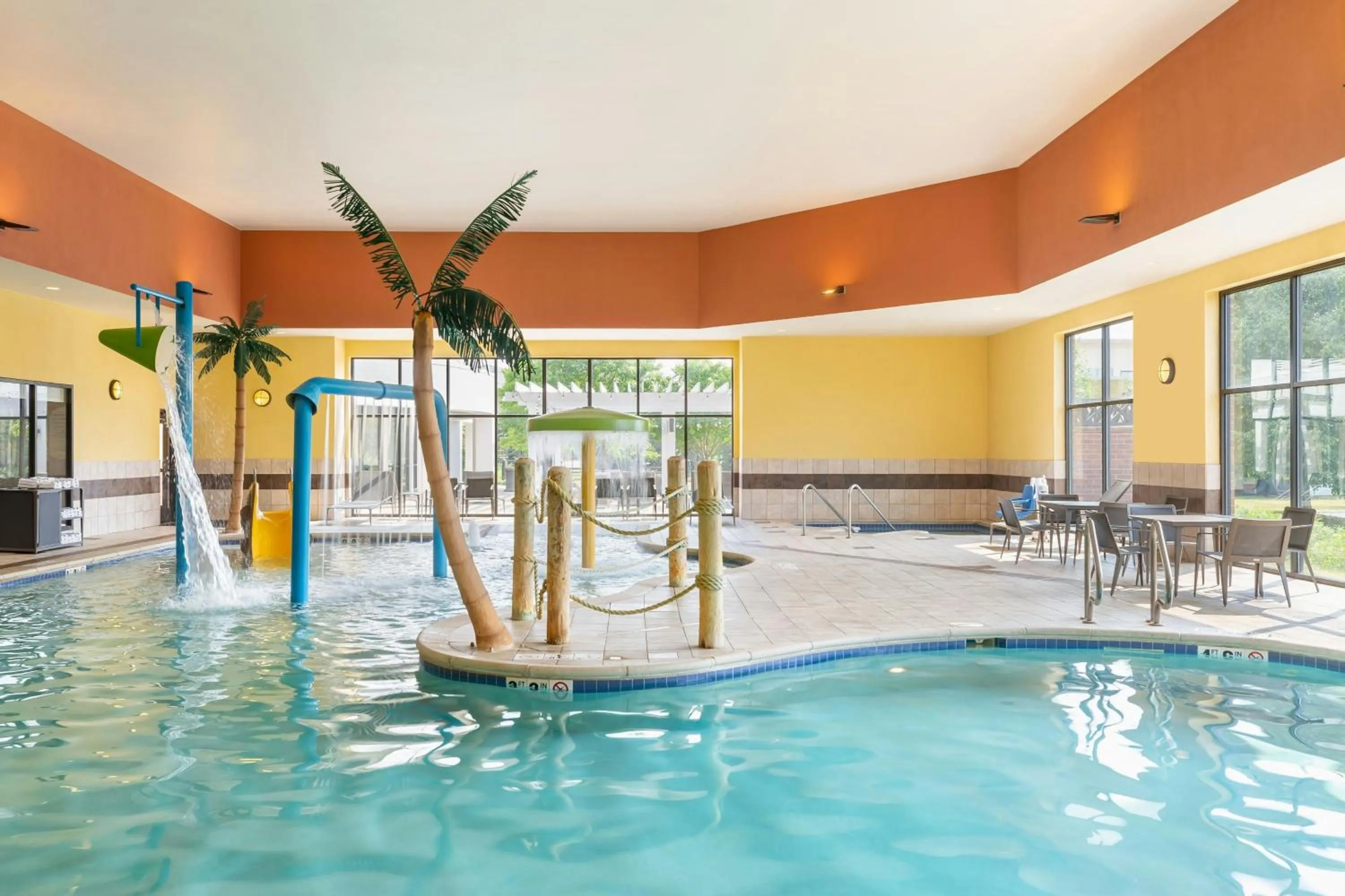 Swimming pool in Courtyard by Marriott Madison West / Middleton