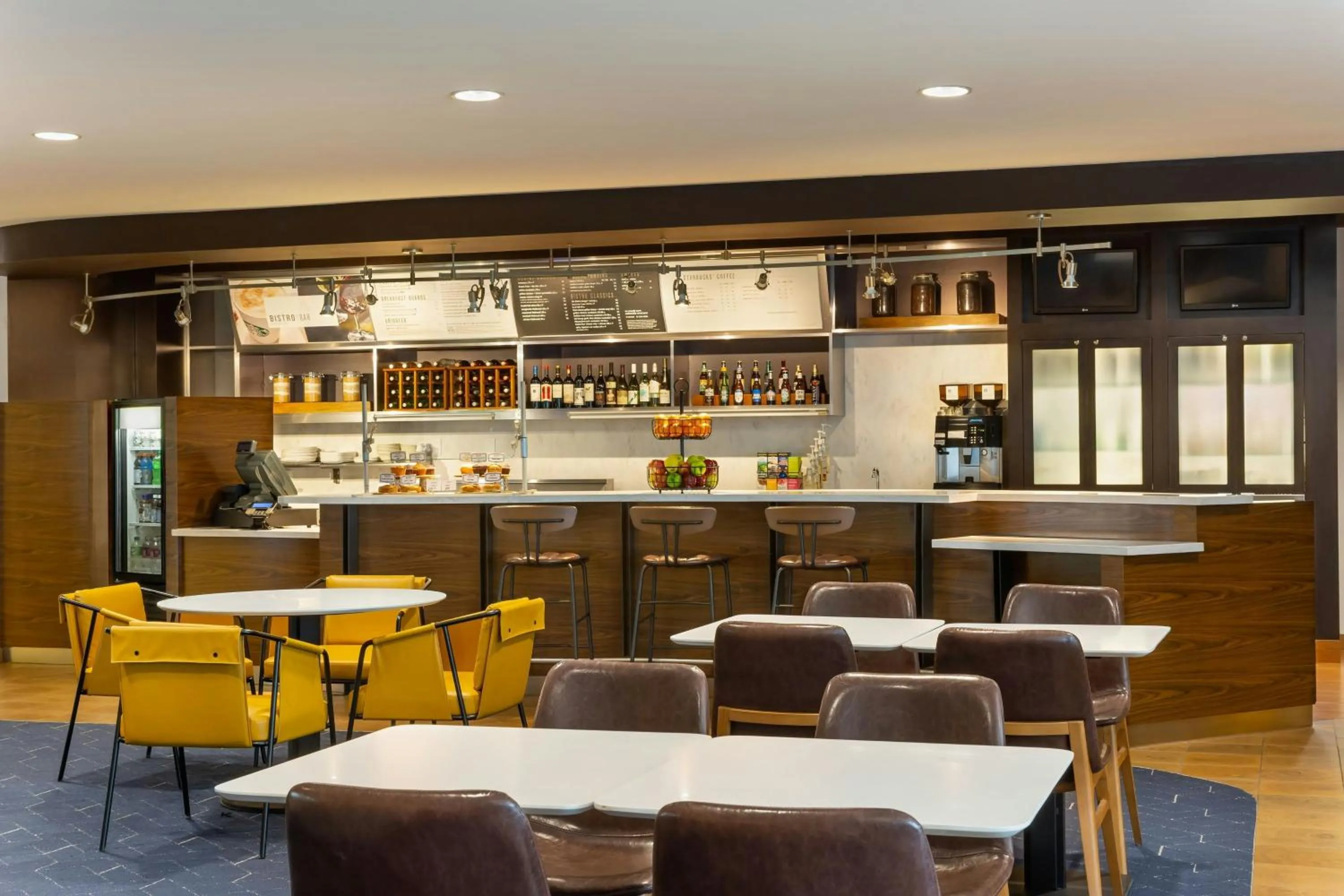 Restaurant/places to eat in Courtyard by Marriott Madison West / Middleton