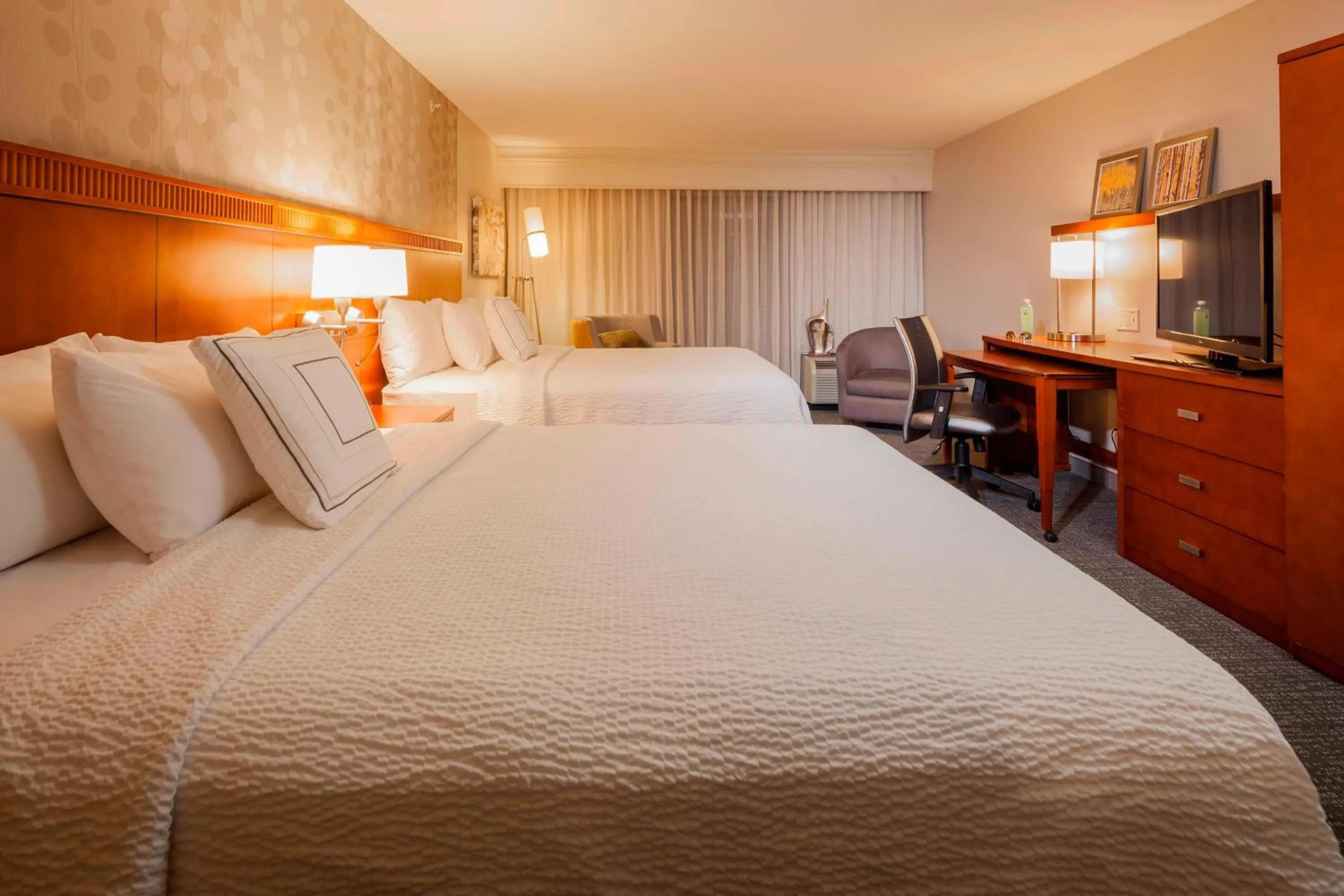 Photo of the whole room, Bed in Courtyard by Marriott Madison West / Middleton