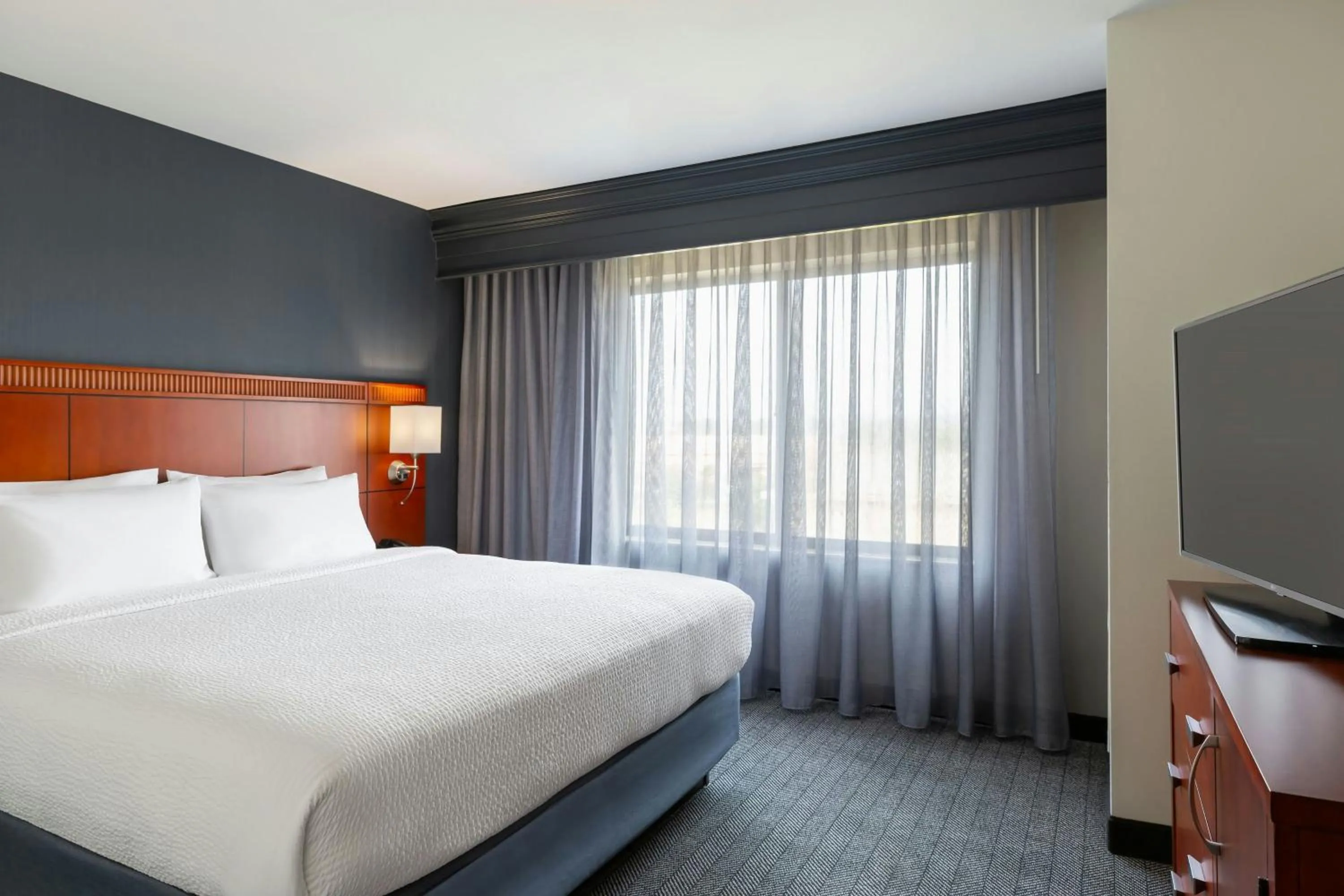 Bedroom, Bed in Courtyard by Marriott Madison West / Middleton