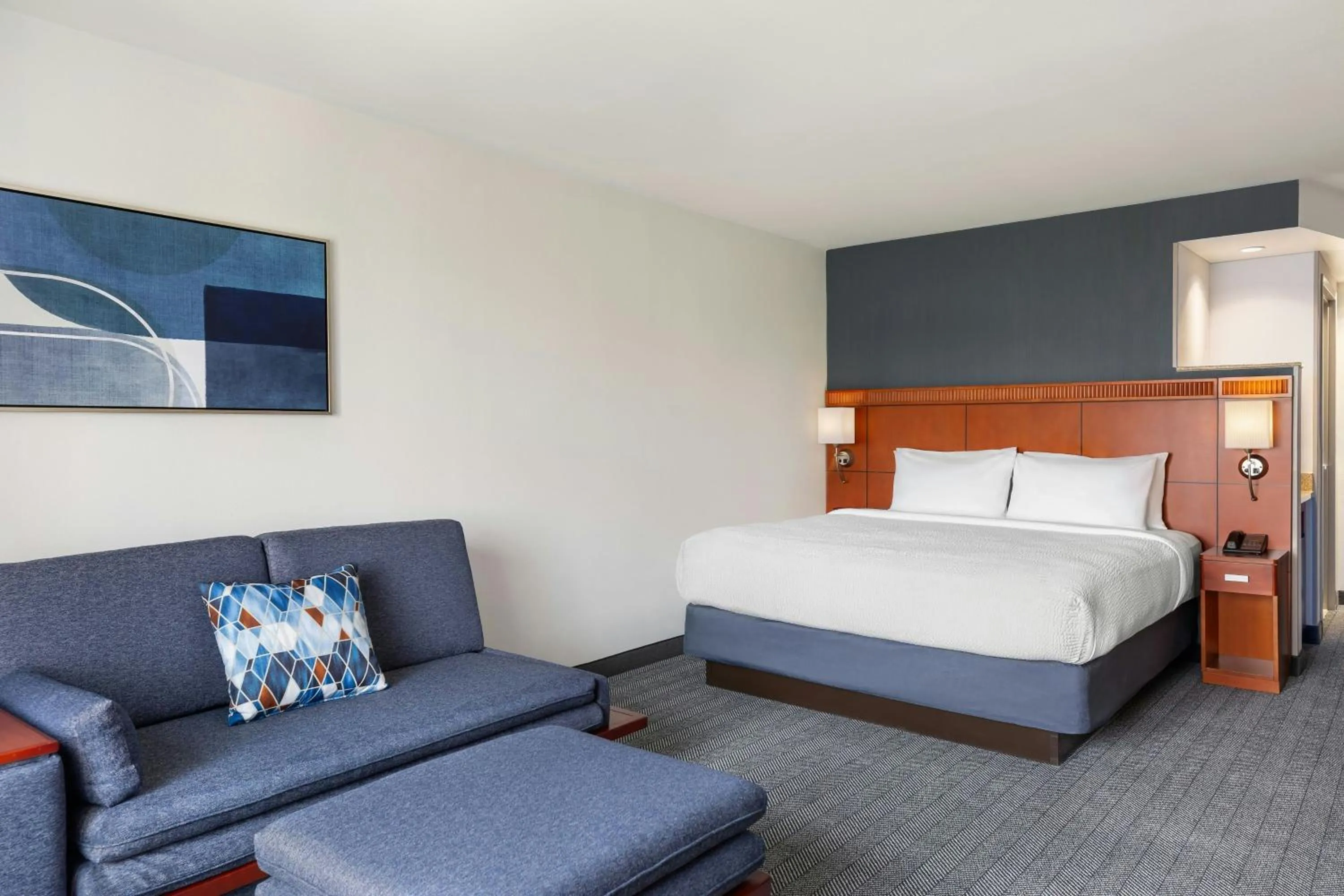 Photo of the whole room, Bed in Courtyard by Marriott Madison West / Middleton