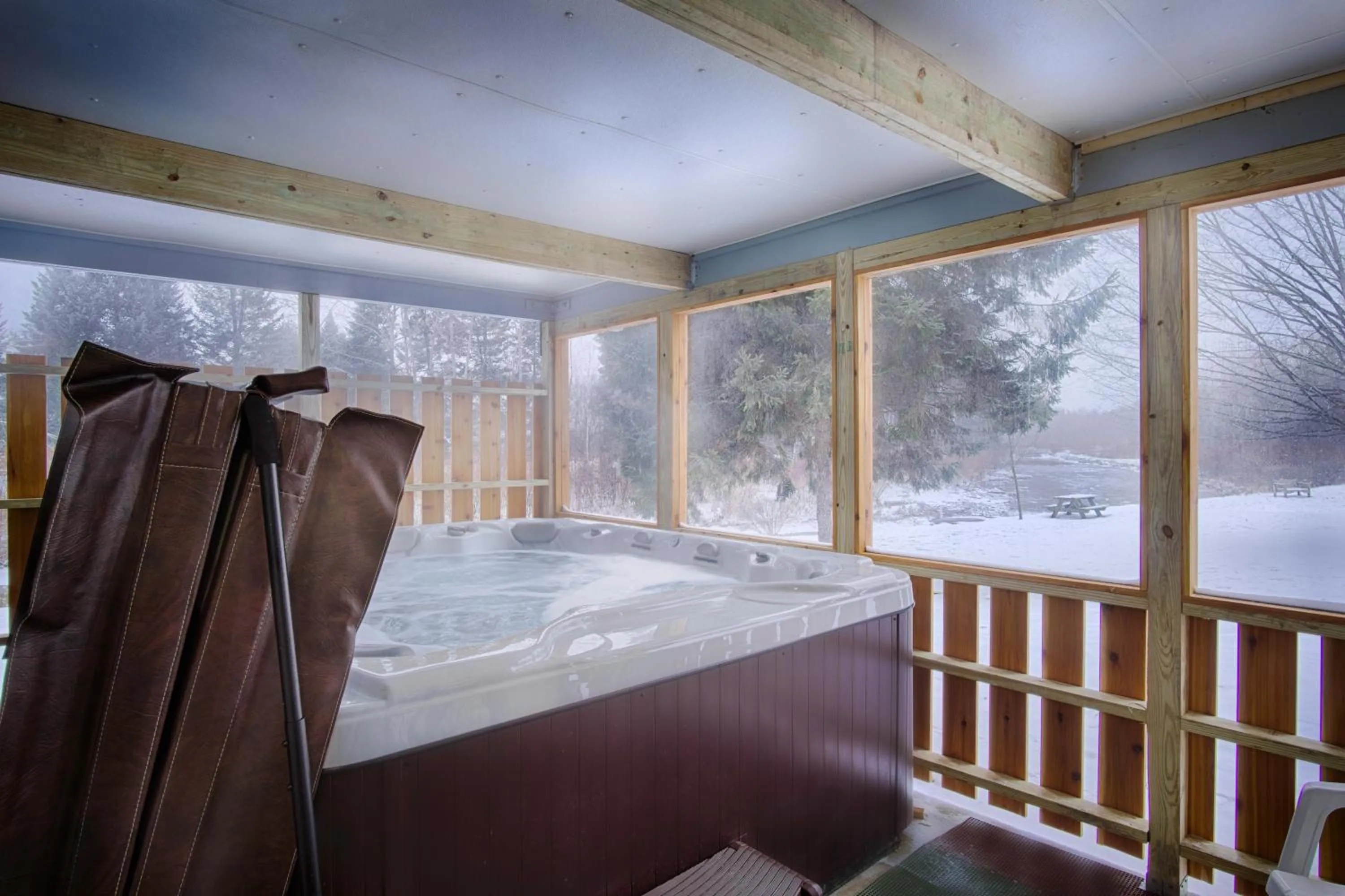 Hot Tub in Sun & Ski Inn and Suites