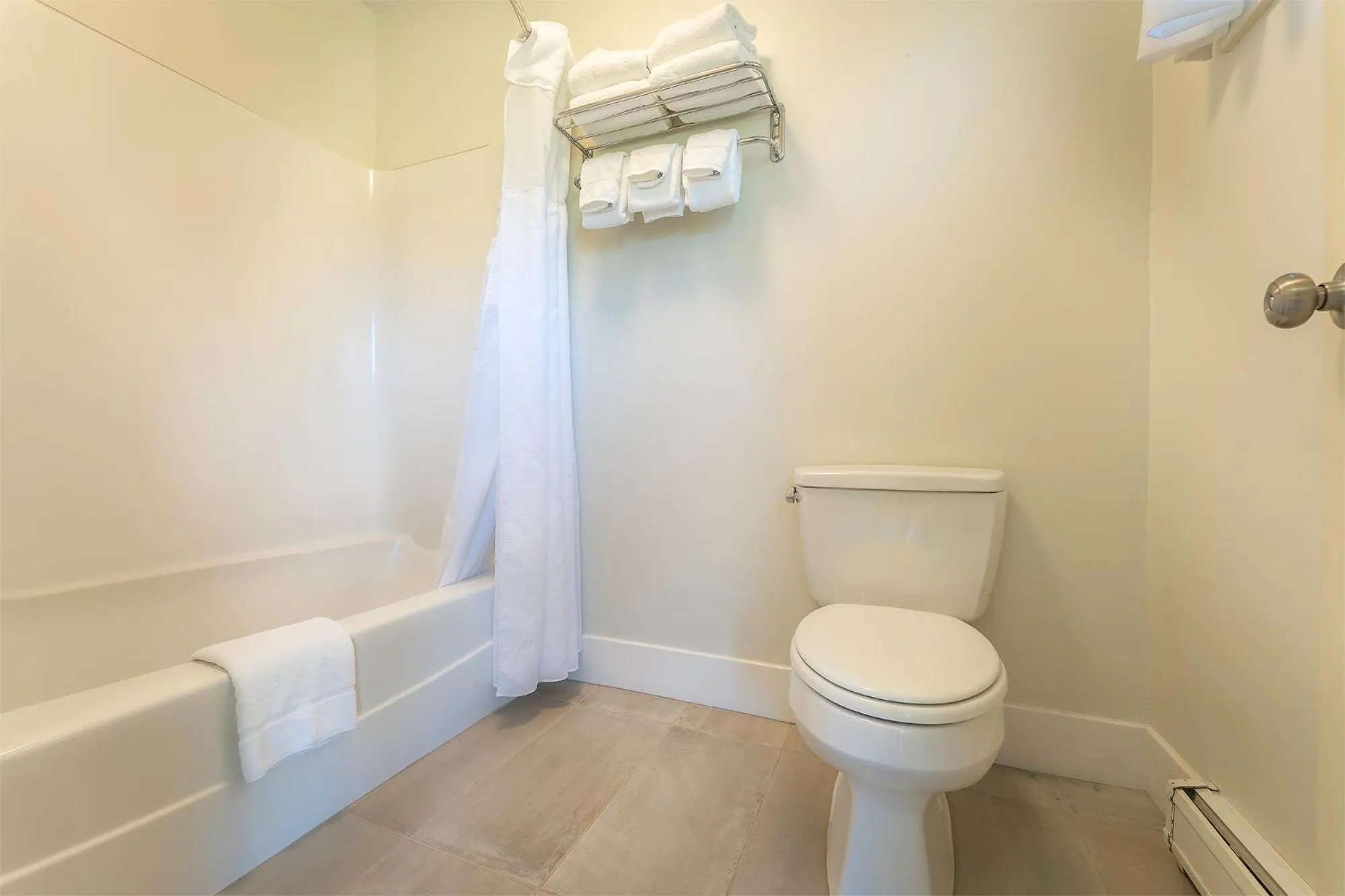 Bathroom in Sun & Ski Inn and Suites