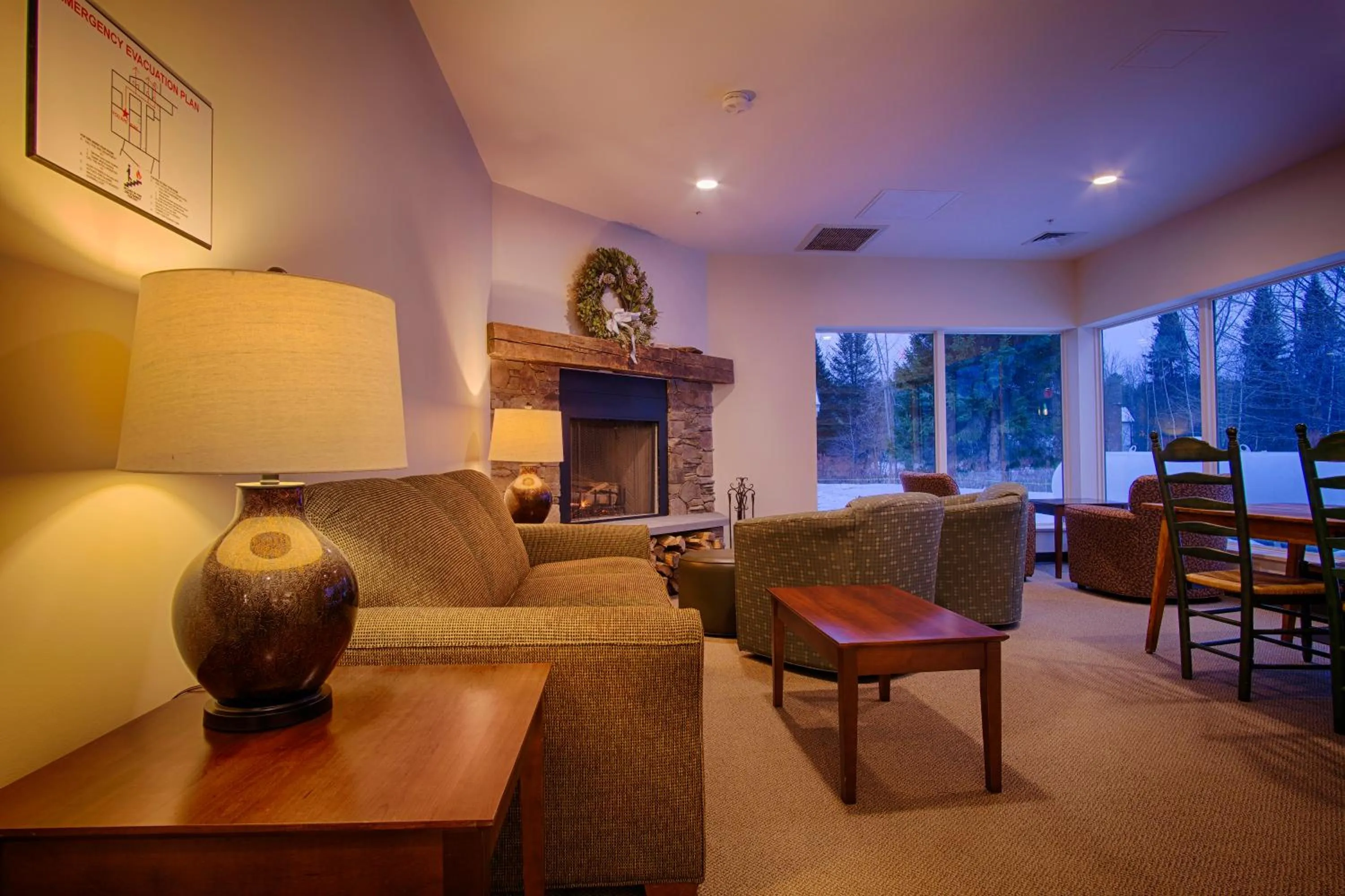 Communal lounge/ TV room in Sun & Ski Inn and Suites